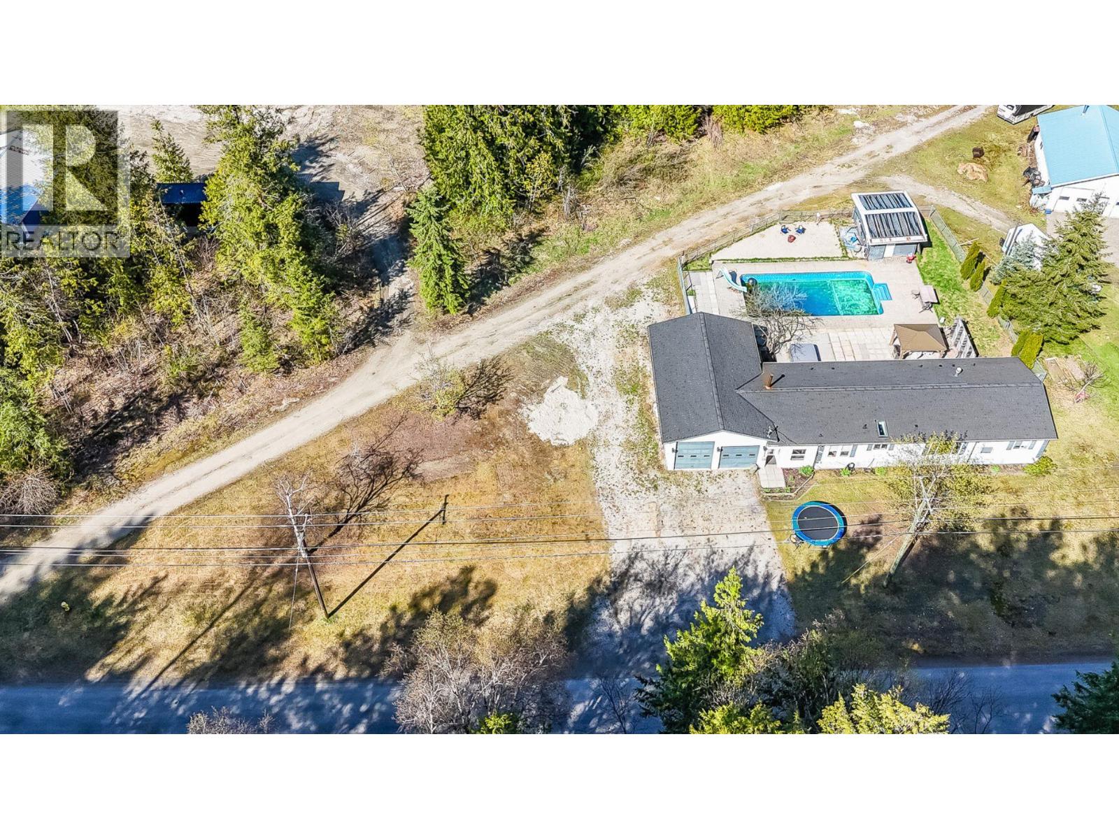 1740 Illecillewaet Road, revelstoke, British Columbia