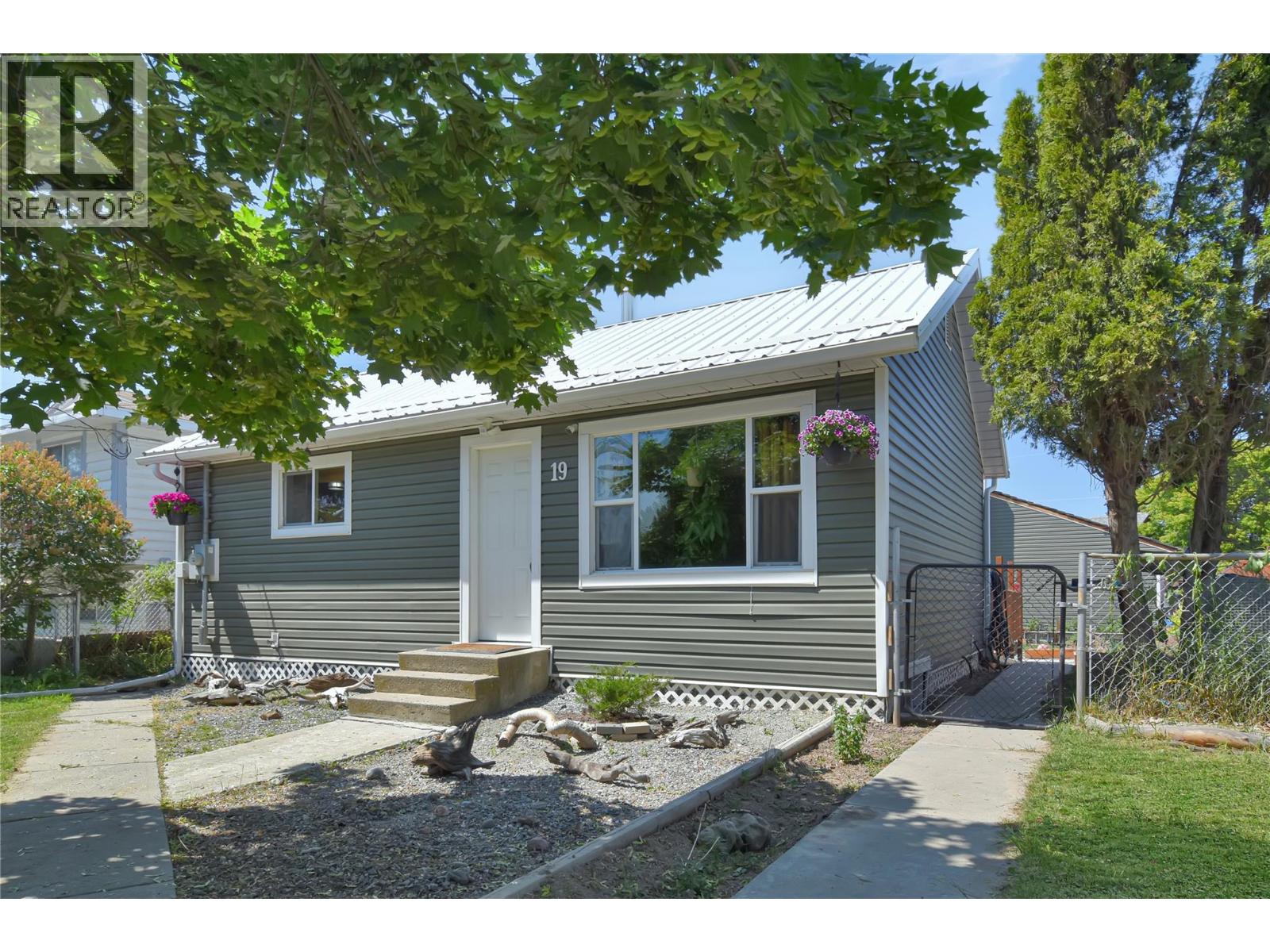 19 Wattsville Road, Cranbrook, British Columbia  V1C 2A1 - Photo 2 - 10372487