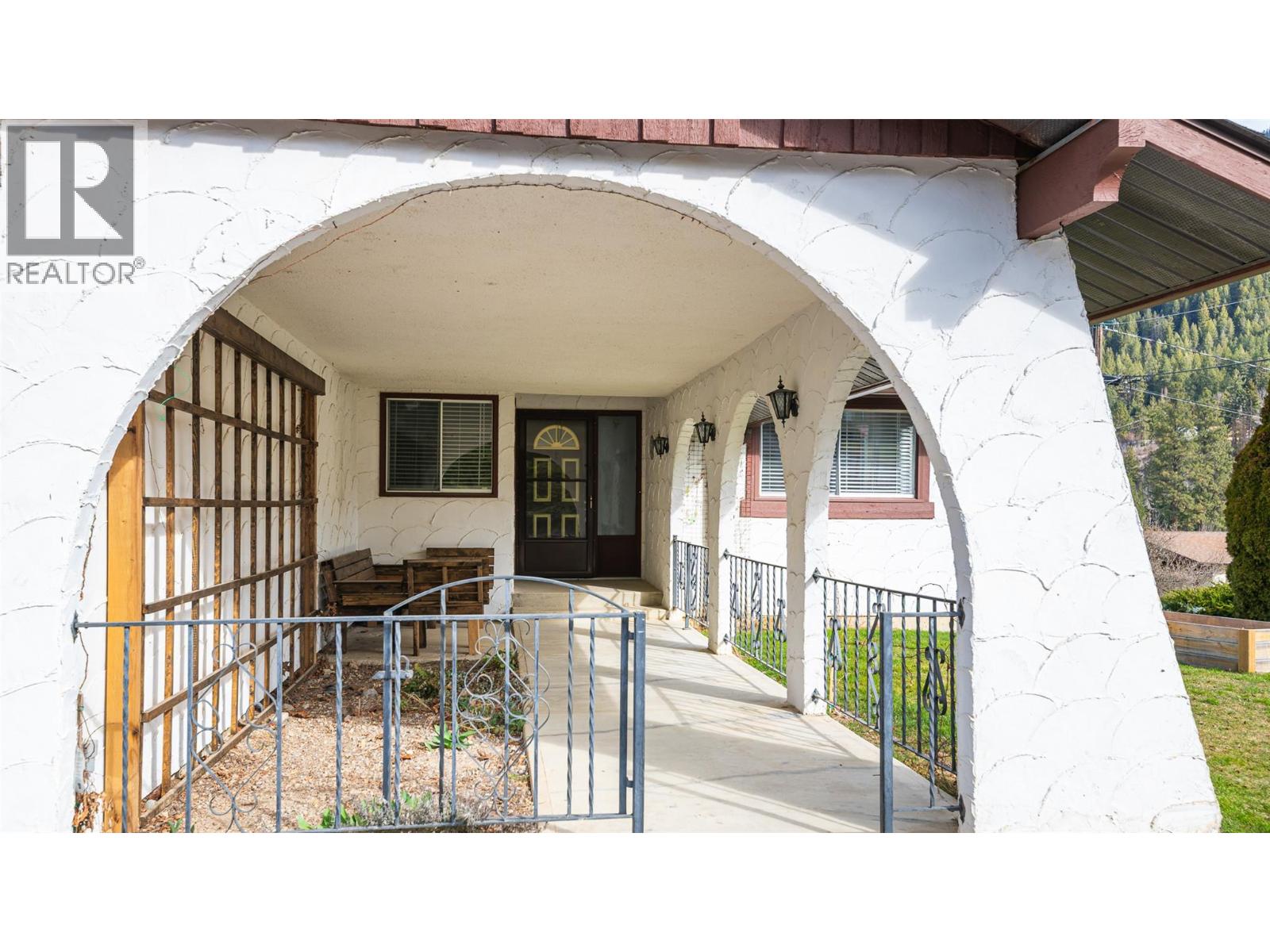 703 11th Avenue N, Creston, British Columbia  V0B 1G4 - Photo 2 - 10372190
