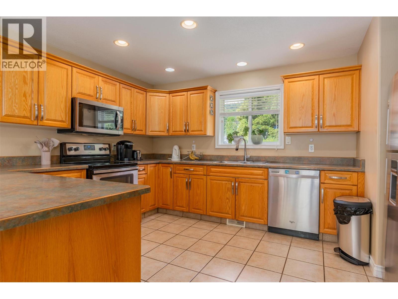 3209 5th Avenue, Castlegar, British Columbia  V1N 2V6 - Photo 17 - 10372708