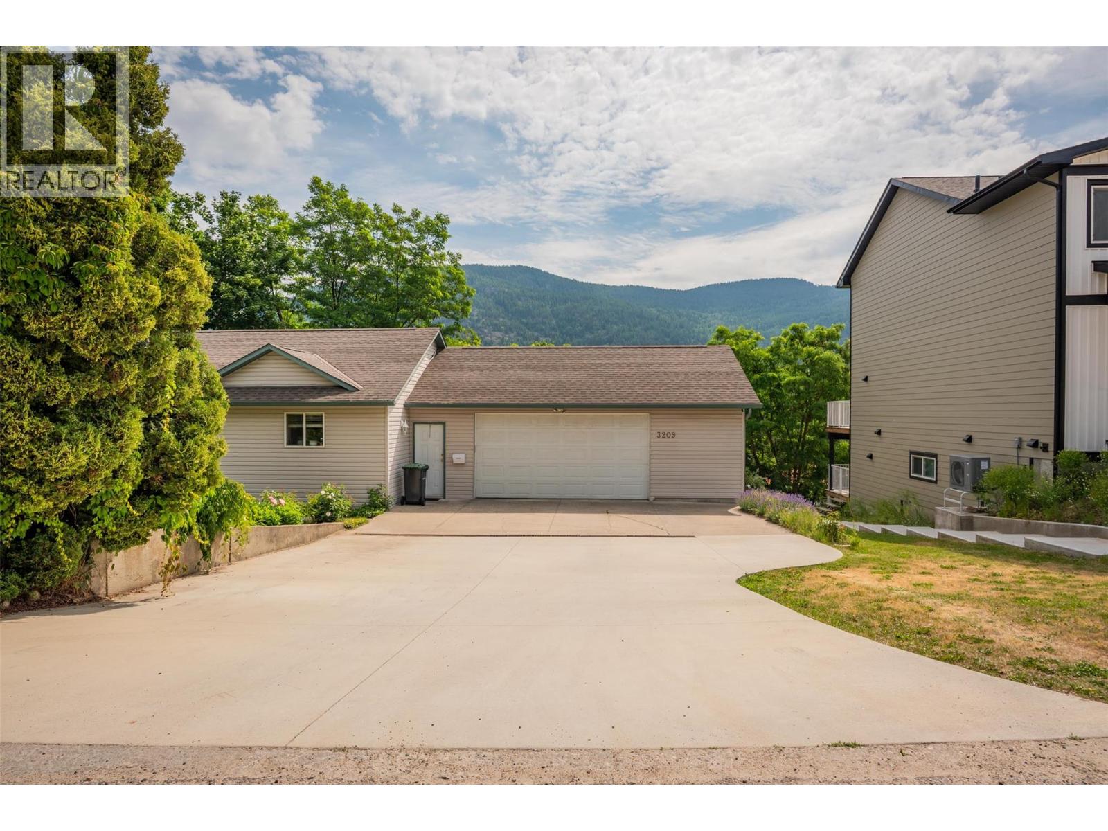 3209 5th Avenue, Castlegar, British Columbia  V1N 2V6 - Photo 53 - 10372708