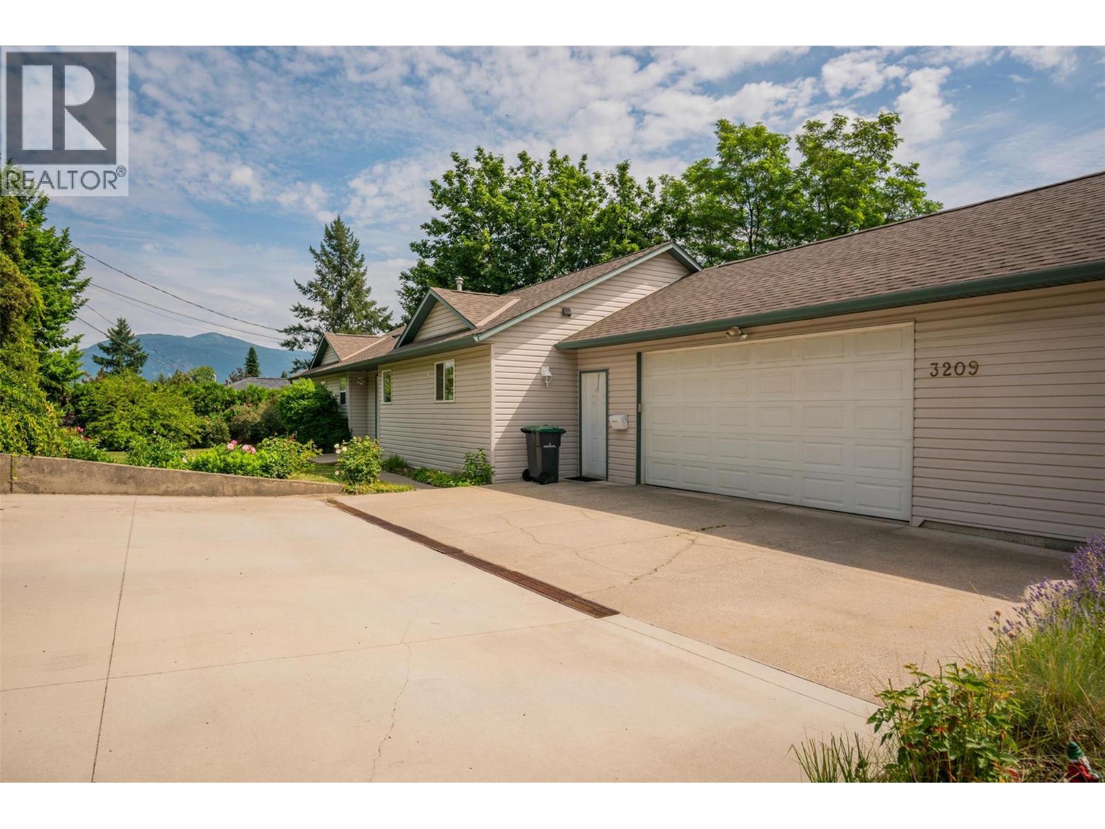 3209 5th Avenue, Castlegar, British Columbia  V1N 2V6 - Photo 54 - 10372708
