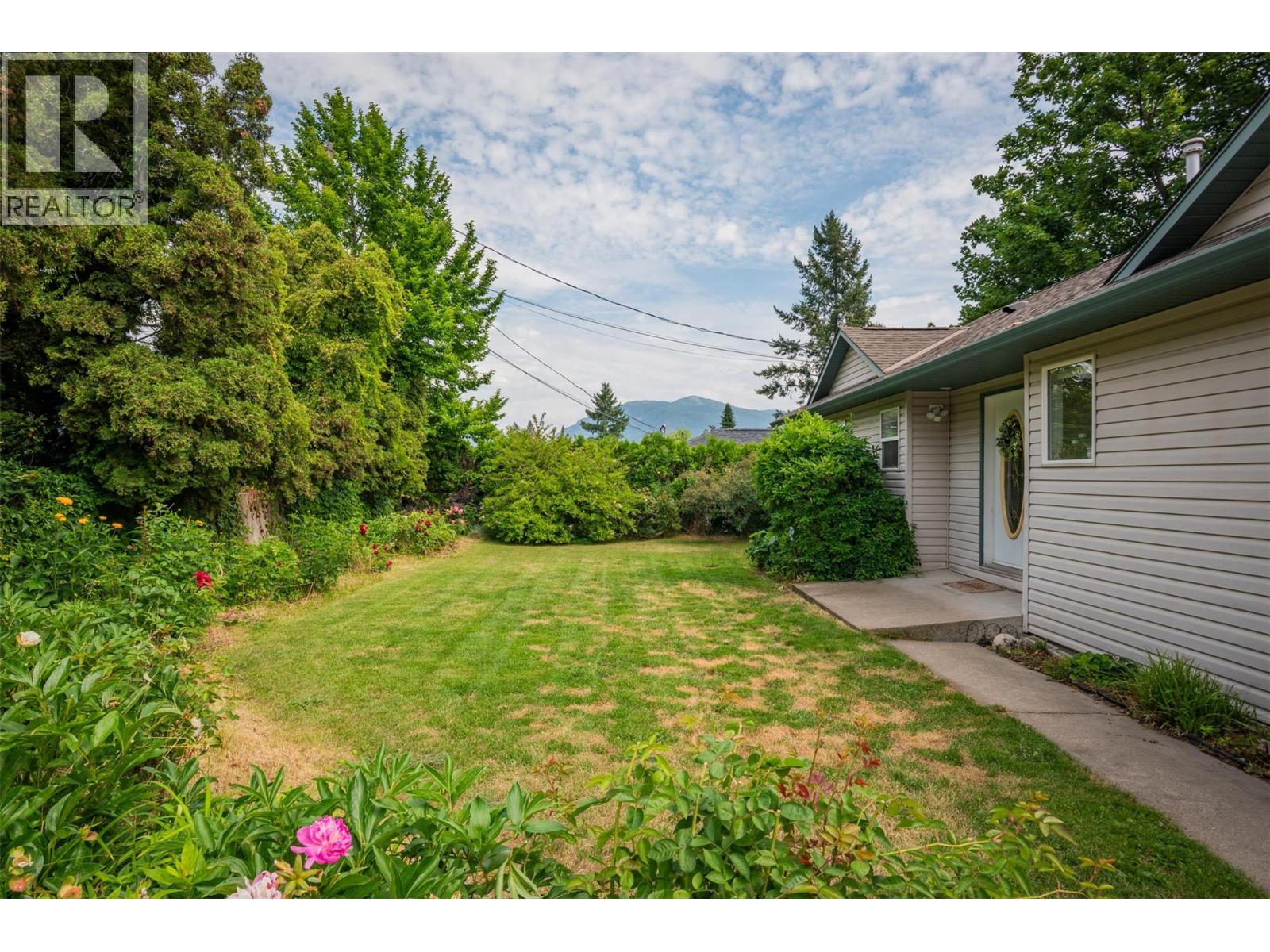 3209 5th Avenue, Castlegar, British Columbia  V1N 2V6 - Photo 55 - 10372708