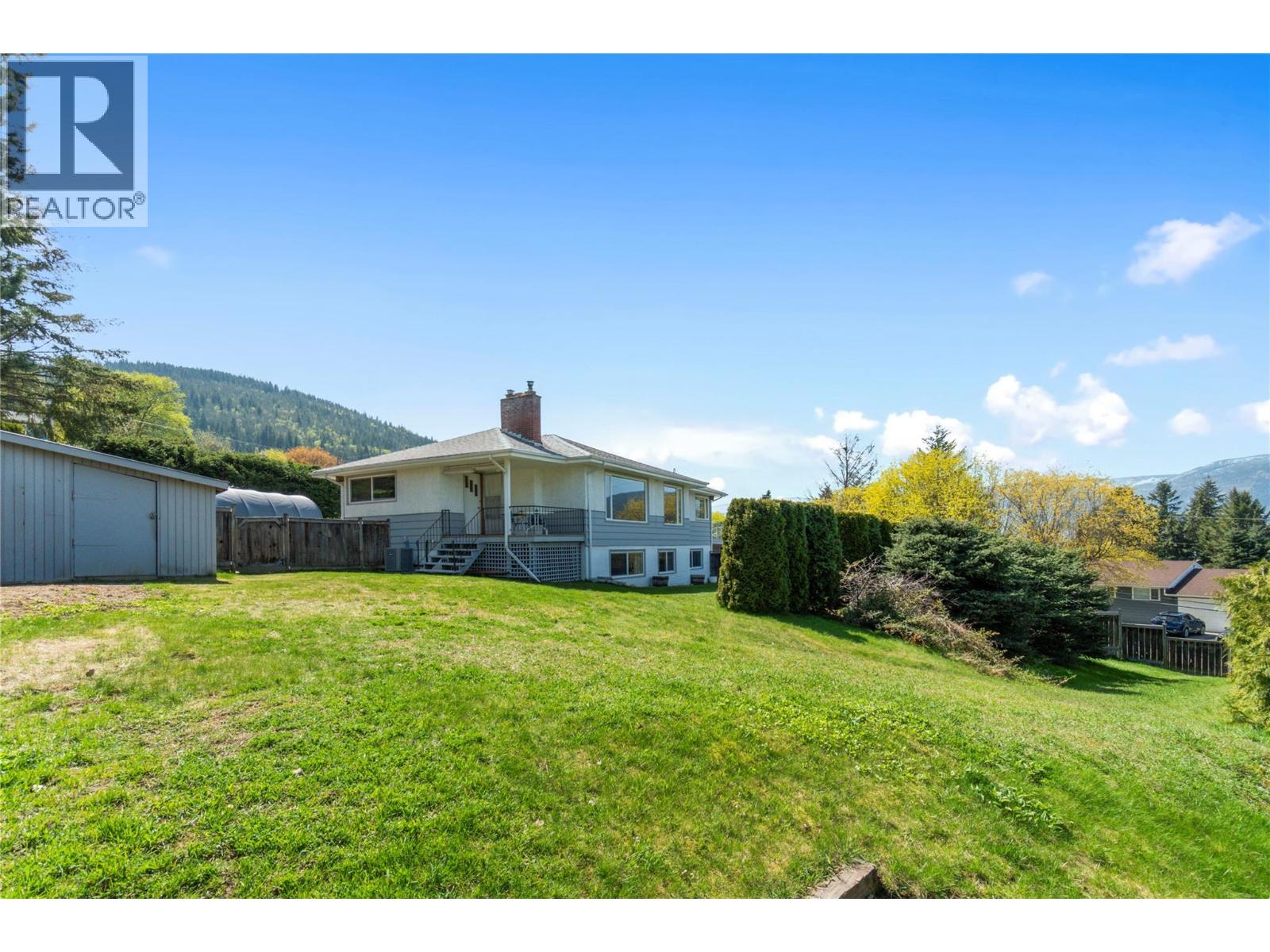 1290 15 Street Se, Salmon Arm, British Columbia  V1E 2G8 - Photo 2 - 10372472