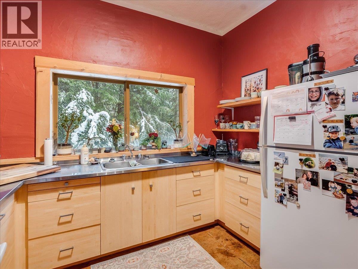 6610 6 Highway, Ymir, British Columbia  V0G 2K0 - Photo 17 - 10371621