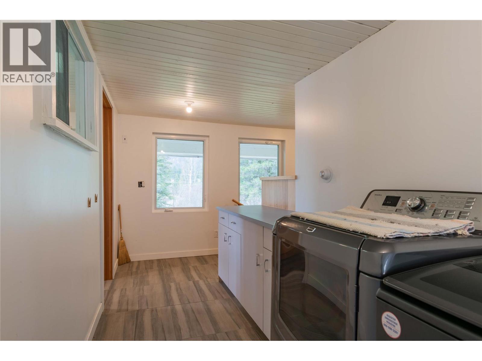 6943 Kanigan Road, Appledale, British Columbia  V0G 2J0 - Photo 17 - 10372926