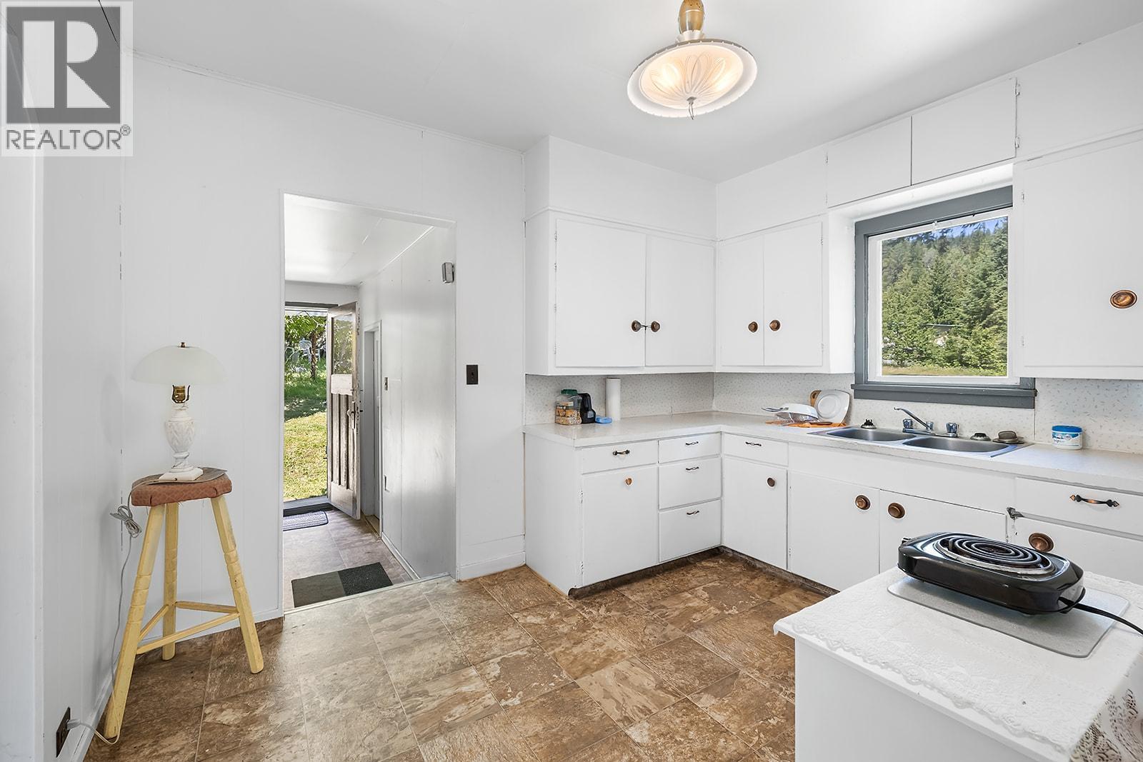 15781 Peters Road, Crawford Bay, British Columbia  V0B 1E0 - Photo 18 - 10372482