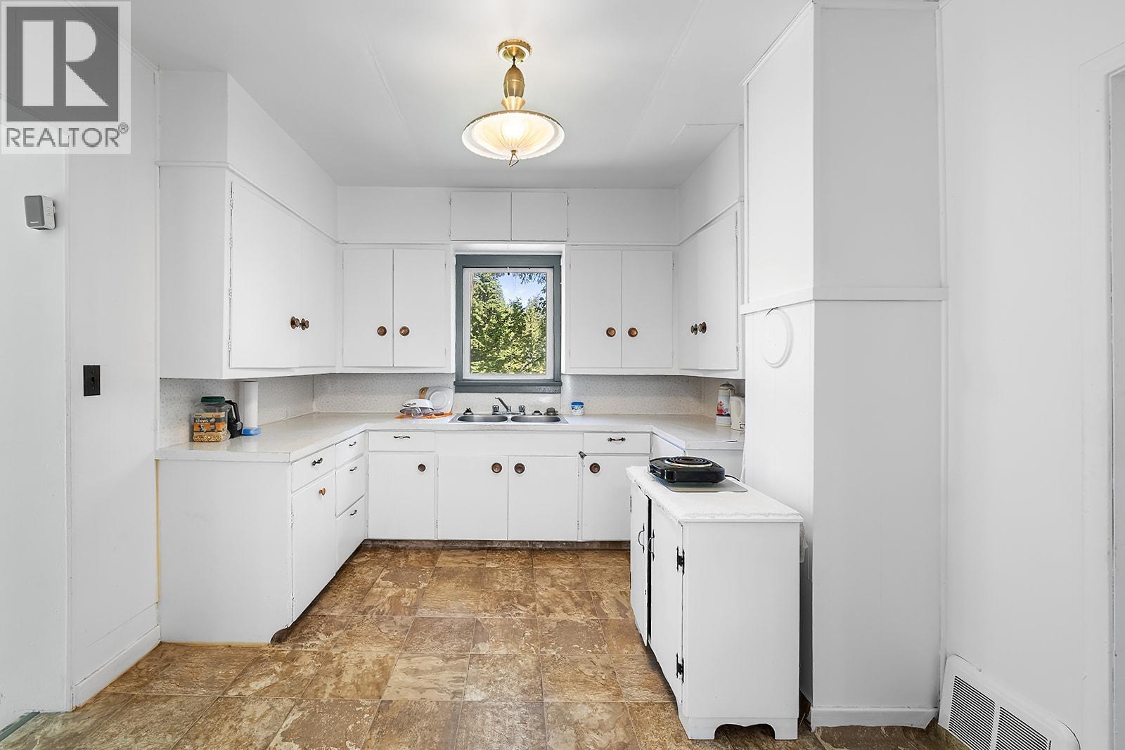 15781 Peters Road, Crawford Bay, British Columbia  V0B 1E0 - Photo 19 - 10372482