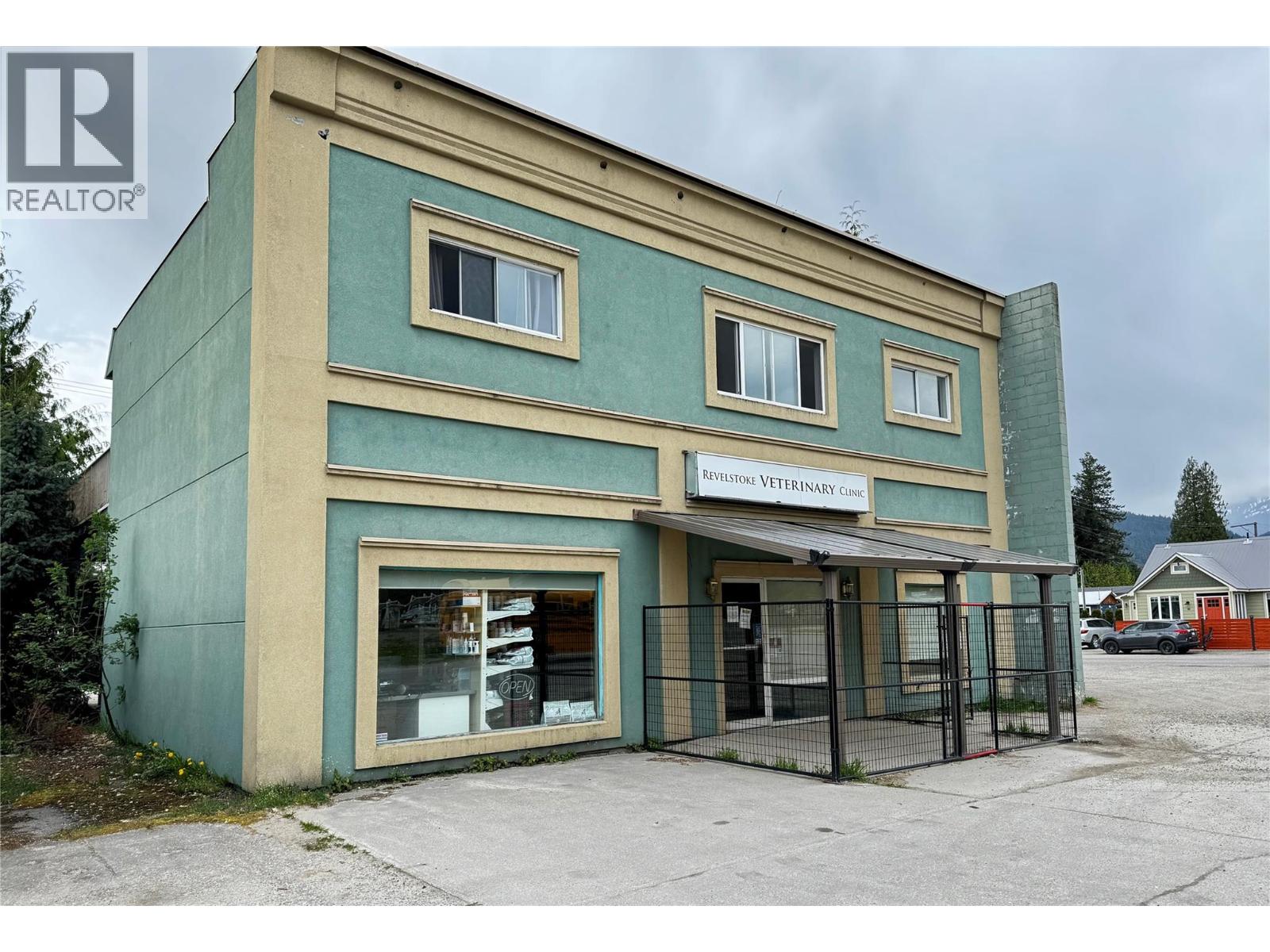 717 Victoria Road, Revelstoke, British Columbia  V0E 2S0 - Photo 1 - 10372869