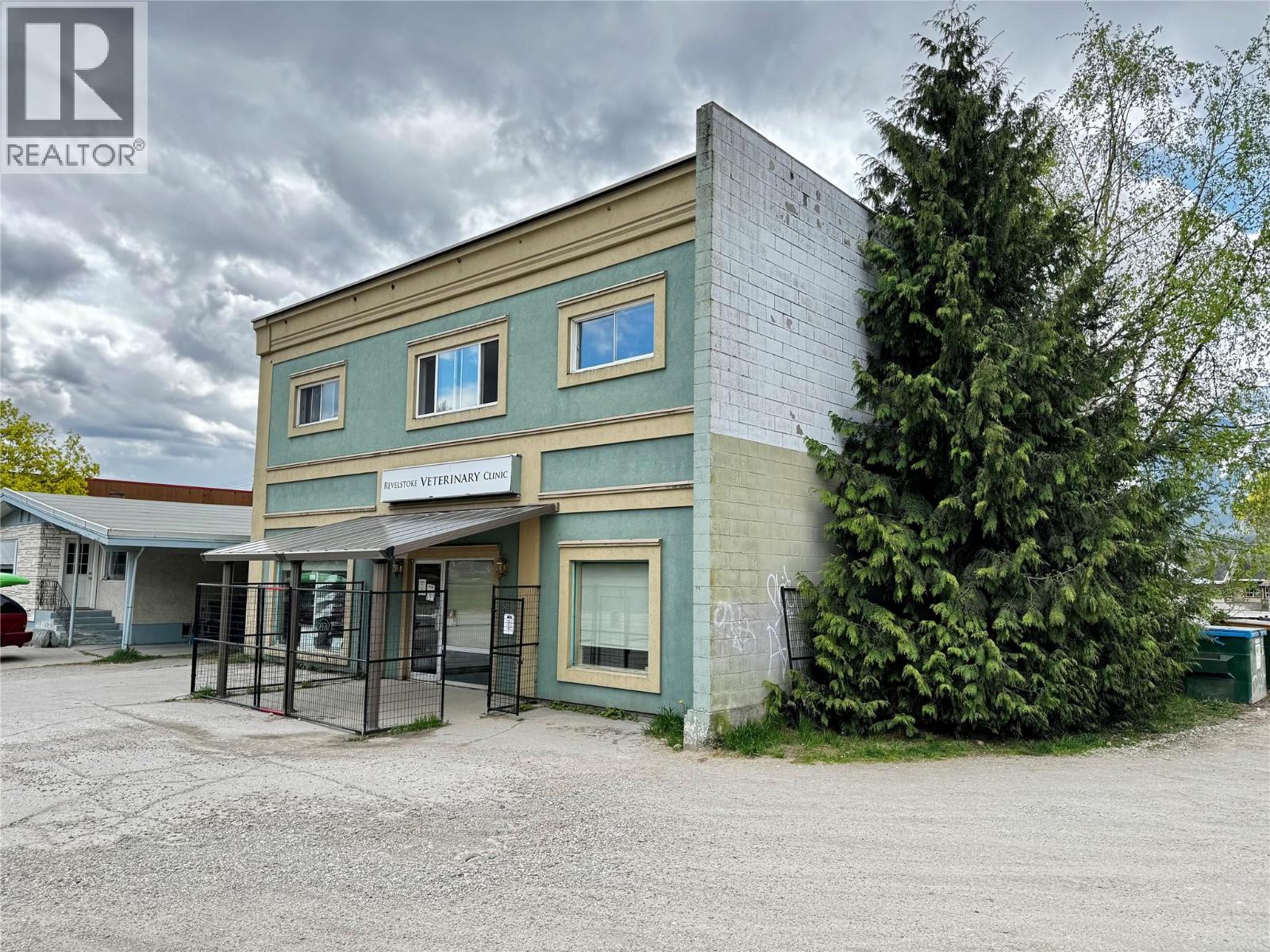 717 Victoria Road, Revelstoke, British Columbia  V0E 2S0 - Photo 2 - 10372869
