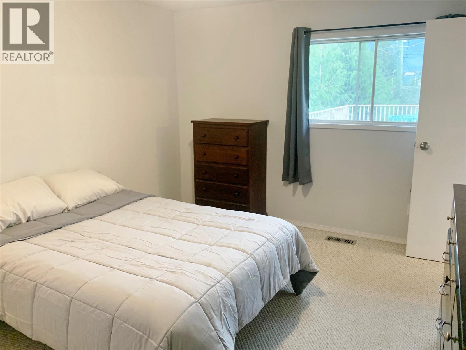 717 Victoria Road, Revelstoke, British Columbia  V0E 2S0 - Photo 5 - 10372869