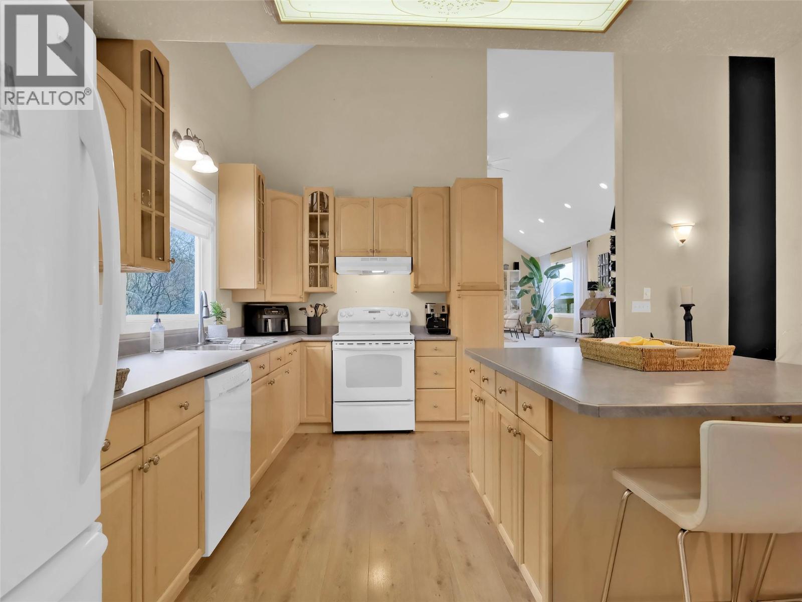 9801/9809 Gould Avenue, Summerland, British Columbia  V0H 1Z8 - Photo 9 - 10372916