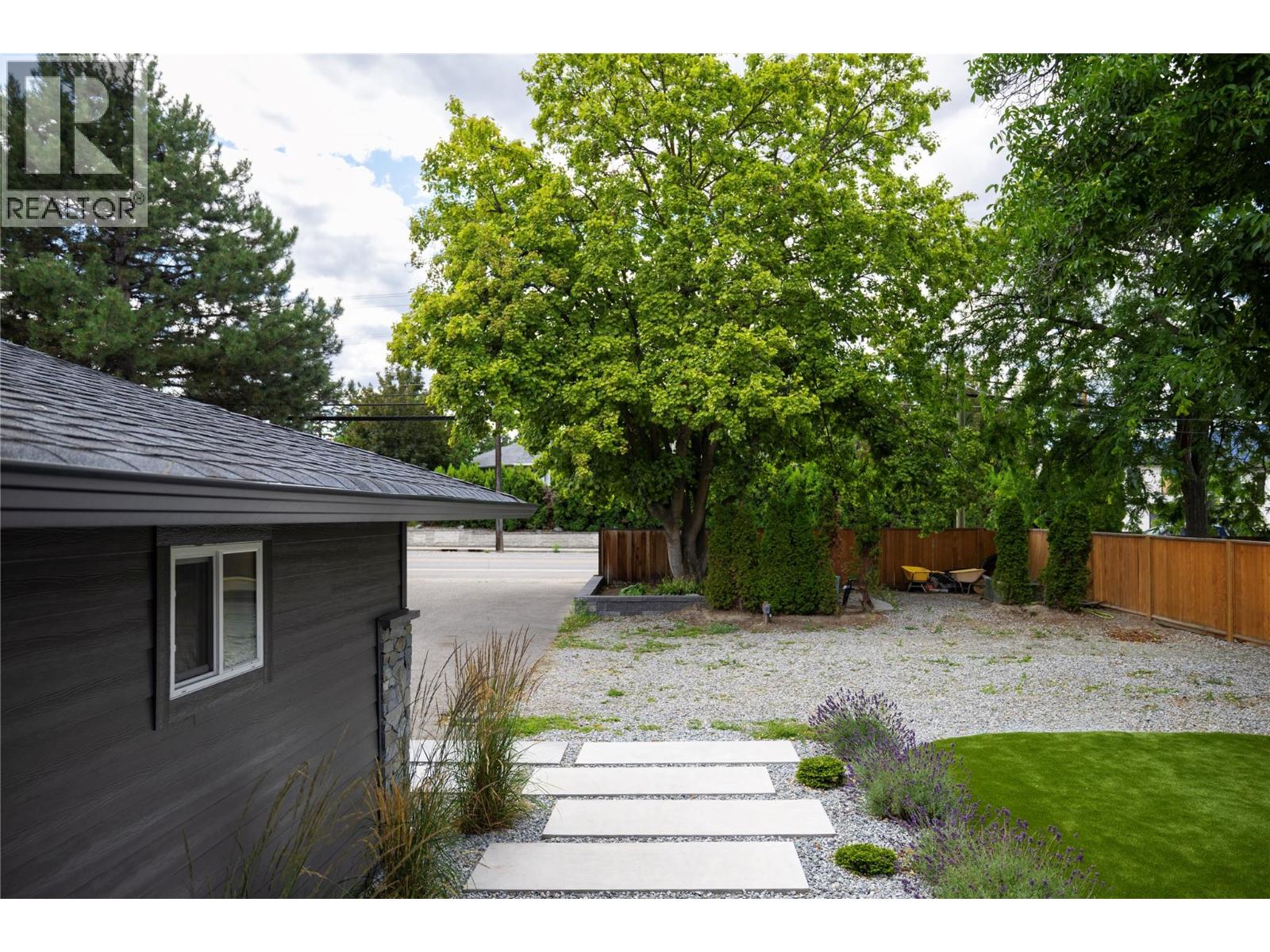 4265 Lakeshore Road, Kelowna, British Columbia  V1W 1W2 - Photo 67 - 10373099
