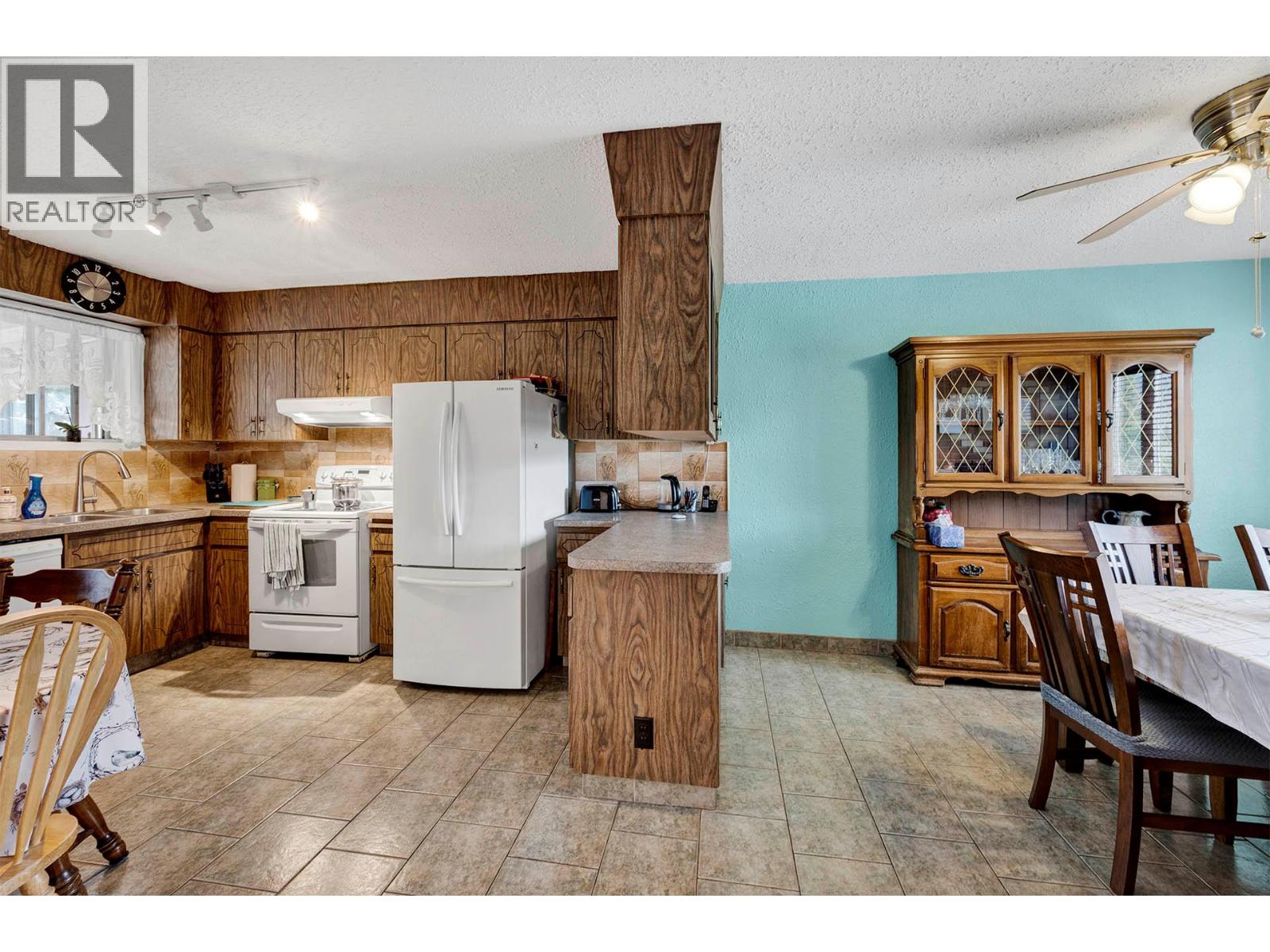 307 Holly Avenue, Kamloops, British Columbia  V2B 1M2 - Photo 4 - 10373115