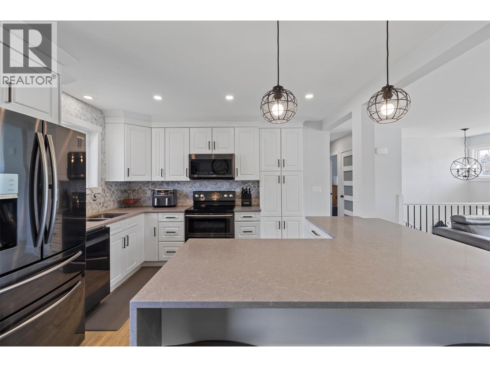689 Valdes Drive, Kamloops, British Columbia  V2B 5J1 - Photo 2 - 10372645