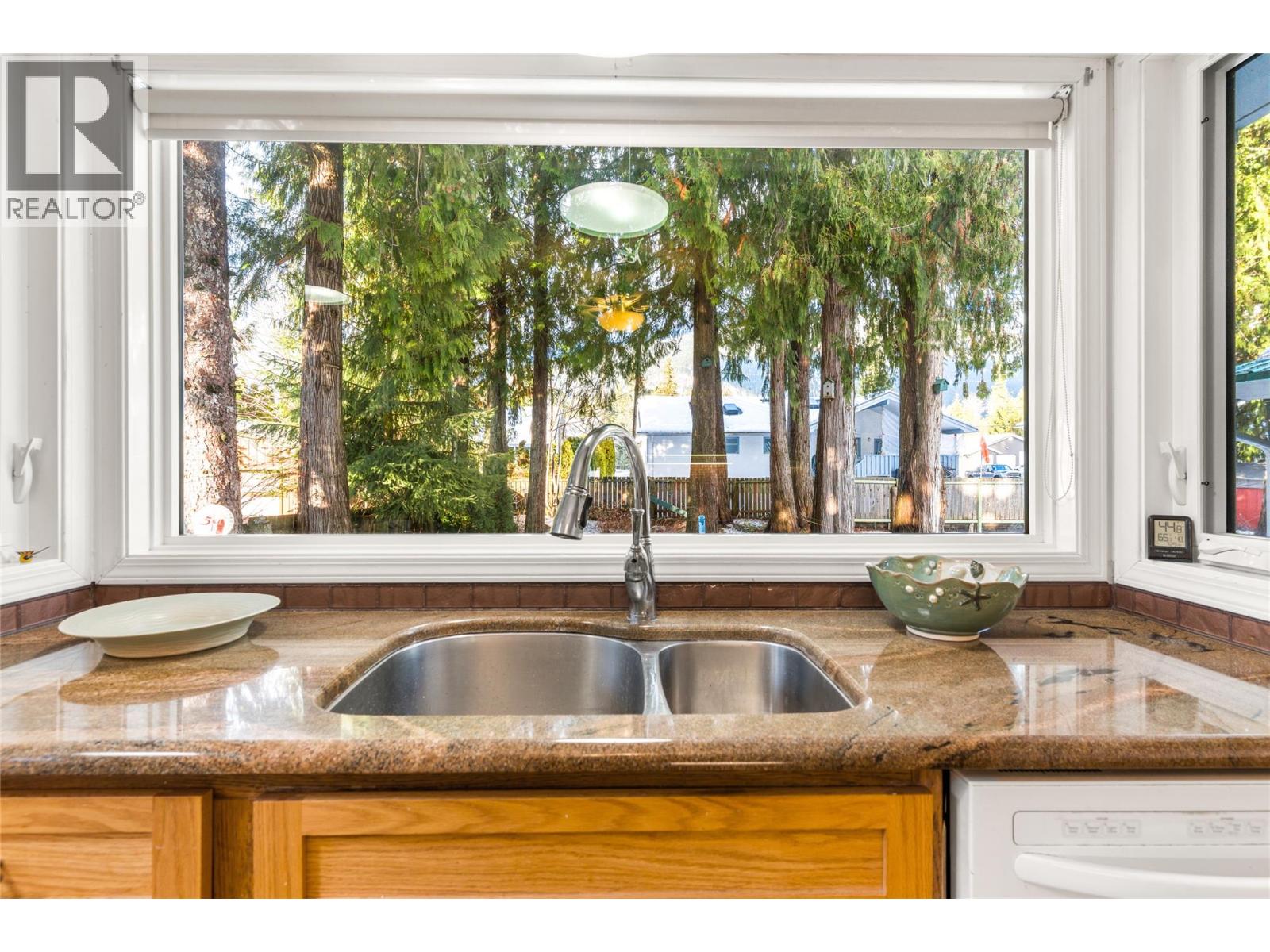 1674 Dogwood Drive, Revelstoke, British Columbia  V0E 2S1 - Photo 15 - 10372844