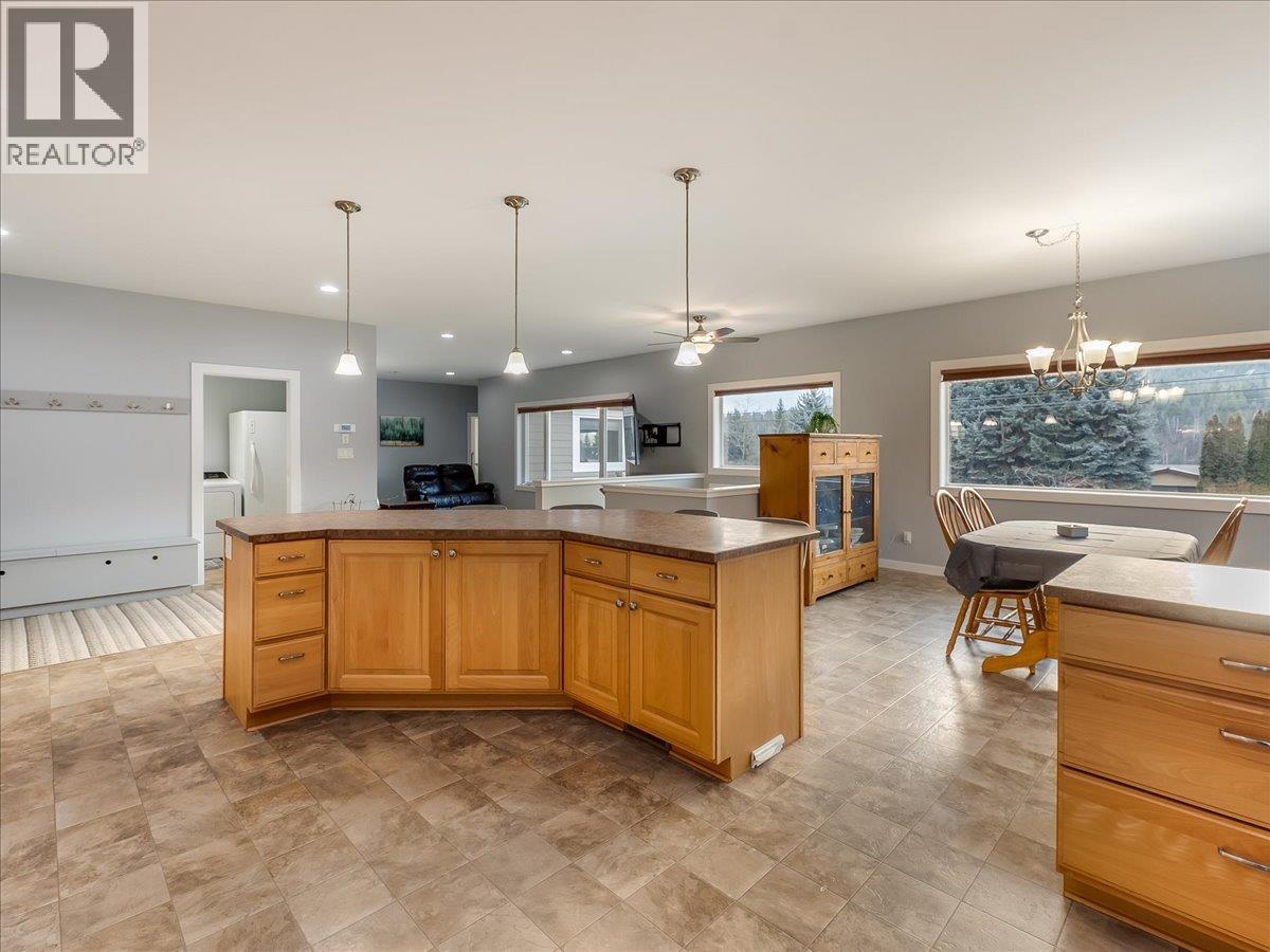 8480 Highway 22a, Trail, British Columbia  V1R 4W8 - Photo 14 - 10373003