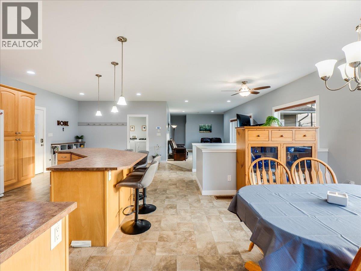 8480 Highway 22a, Trail, British Columbia  V1R 4W8 - Photo 16 - 10373003