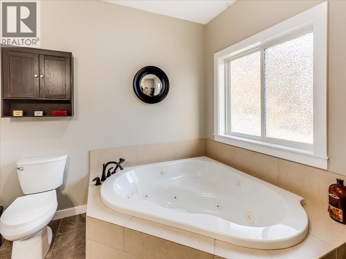 8480 Highway 22a, Trail, British Columbia  V1R 4W8 - Photo 24 - 10373003