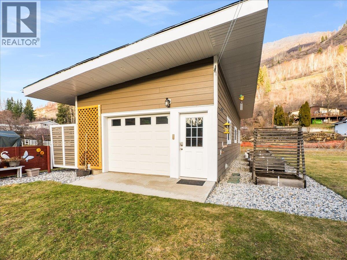 8480 Highway 22a, Trail, British Columbia  V1R 4W8 - Photo 57 - 10373003
