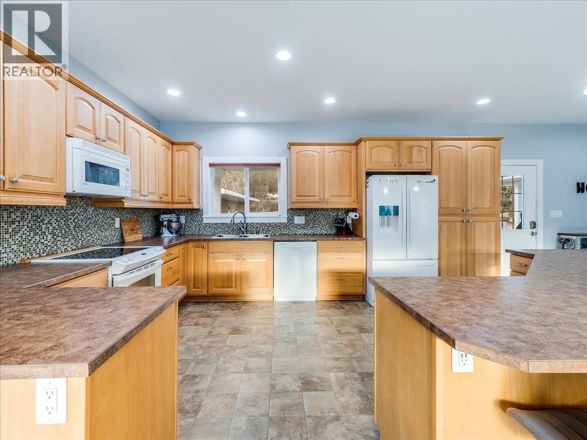 8480 Highway 22a, Trail, British Columbia  V1R 4W8 - Photo 9 - 10373003