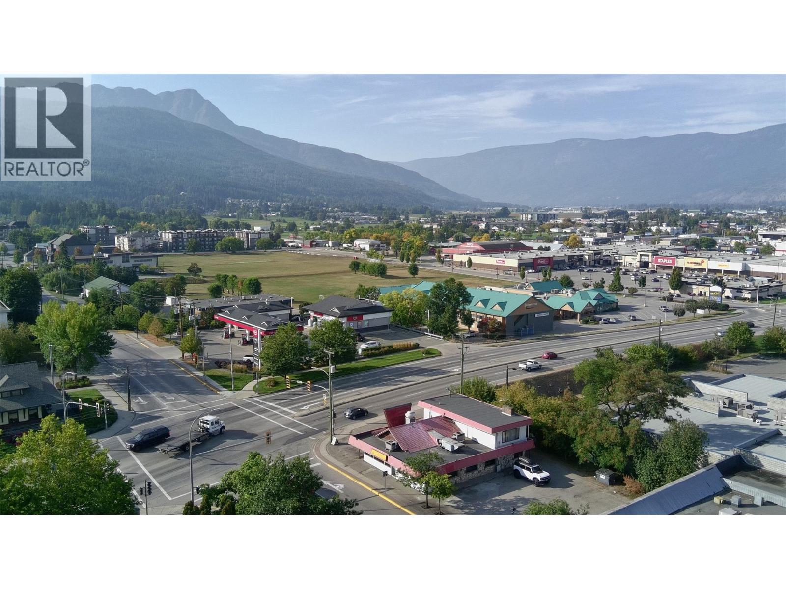 21 & 61 Shuswap Street Nw, Salmon Arm, British Columbia  V1E 4N7 - Photo 3 - 10373348