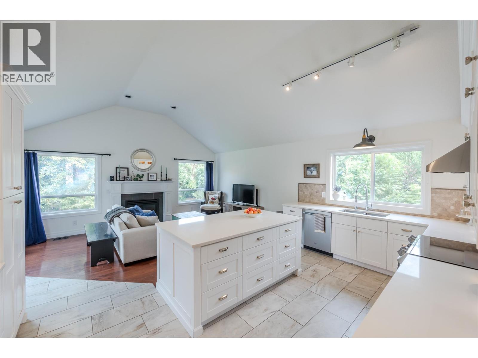 6107 Tavender Court, Summerland, British Columbia  V0H 1Z7 - Photo 2 - 10373390