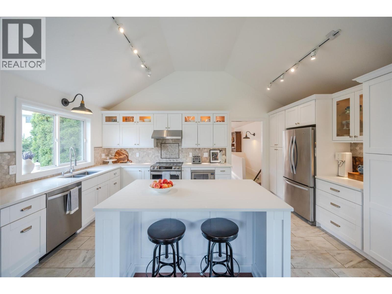 6107 Tavender Court, Summerland, British Columbia  V0H 1Z7 - Photo 8 - 10373390