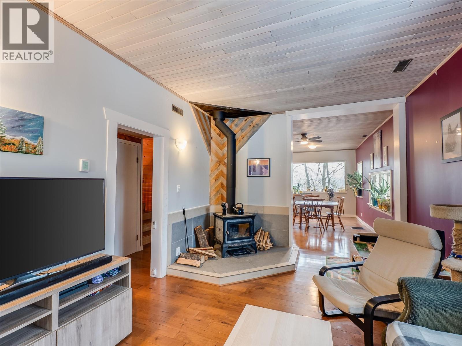 2050 Georgia Street, Rossland, British Columbia  V0G 1Y0 - Photo 5 - 10373283