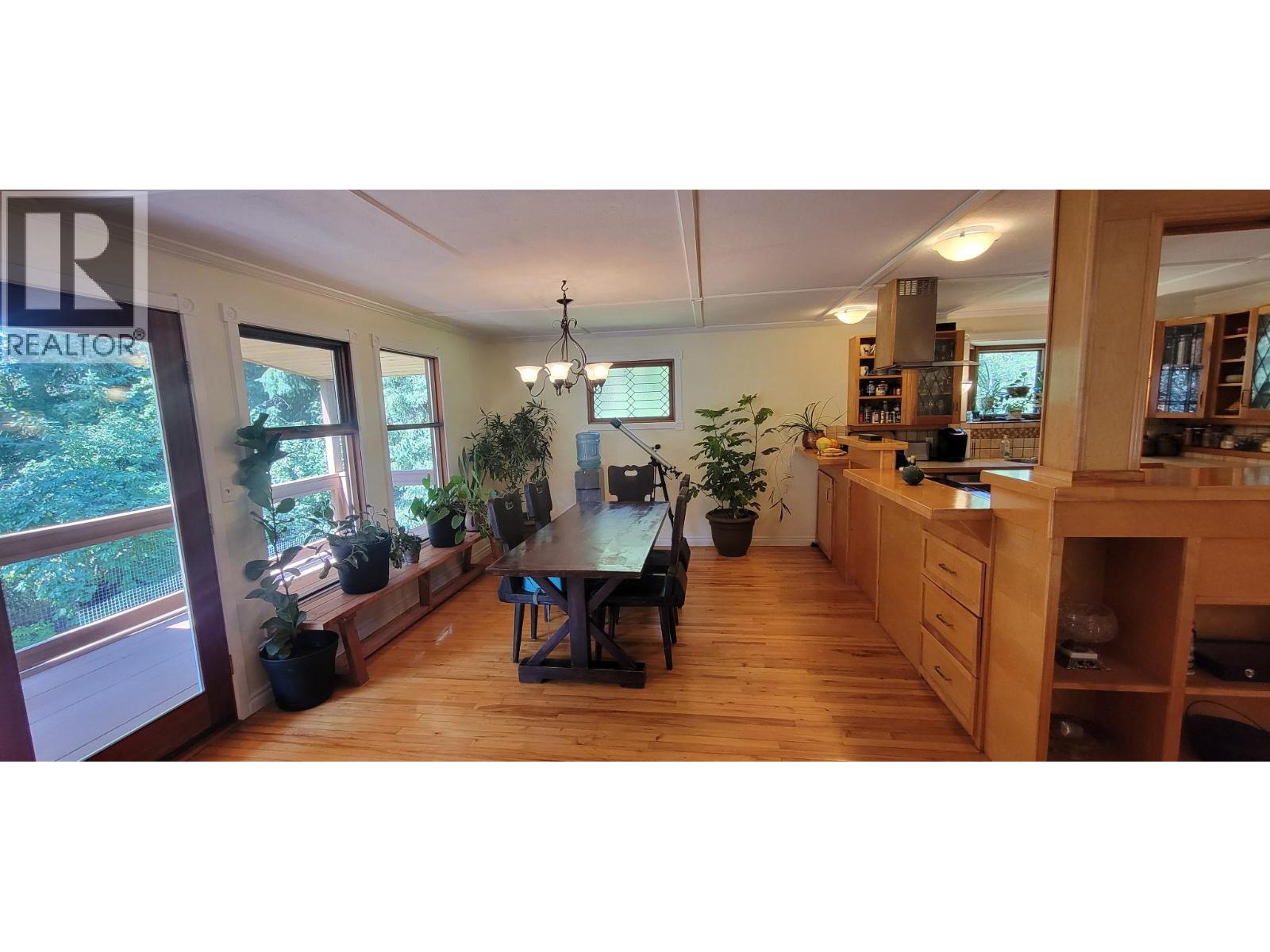 9841 Talbot Road, Nelway, British Columbia  V0G 1Z0 - Photo 11 - 10372904