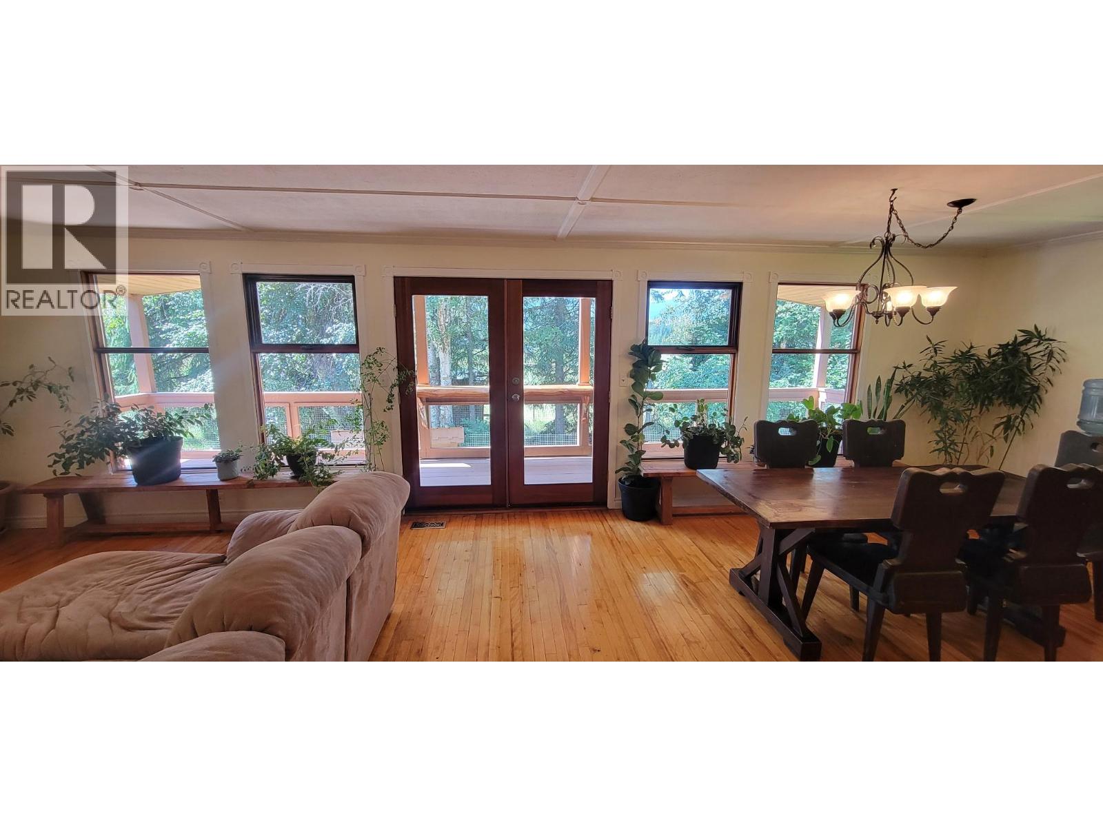 9841 Talbot Road, Nelway, British Columbia  V0G 1Z0 - Photo 14 - 10372904