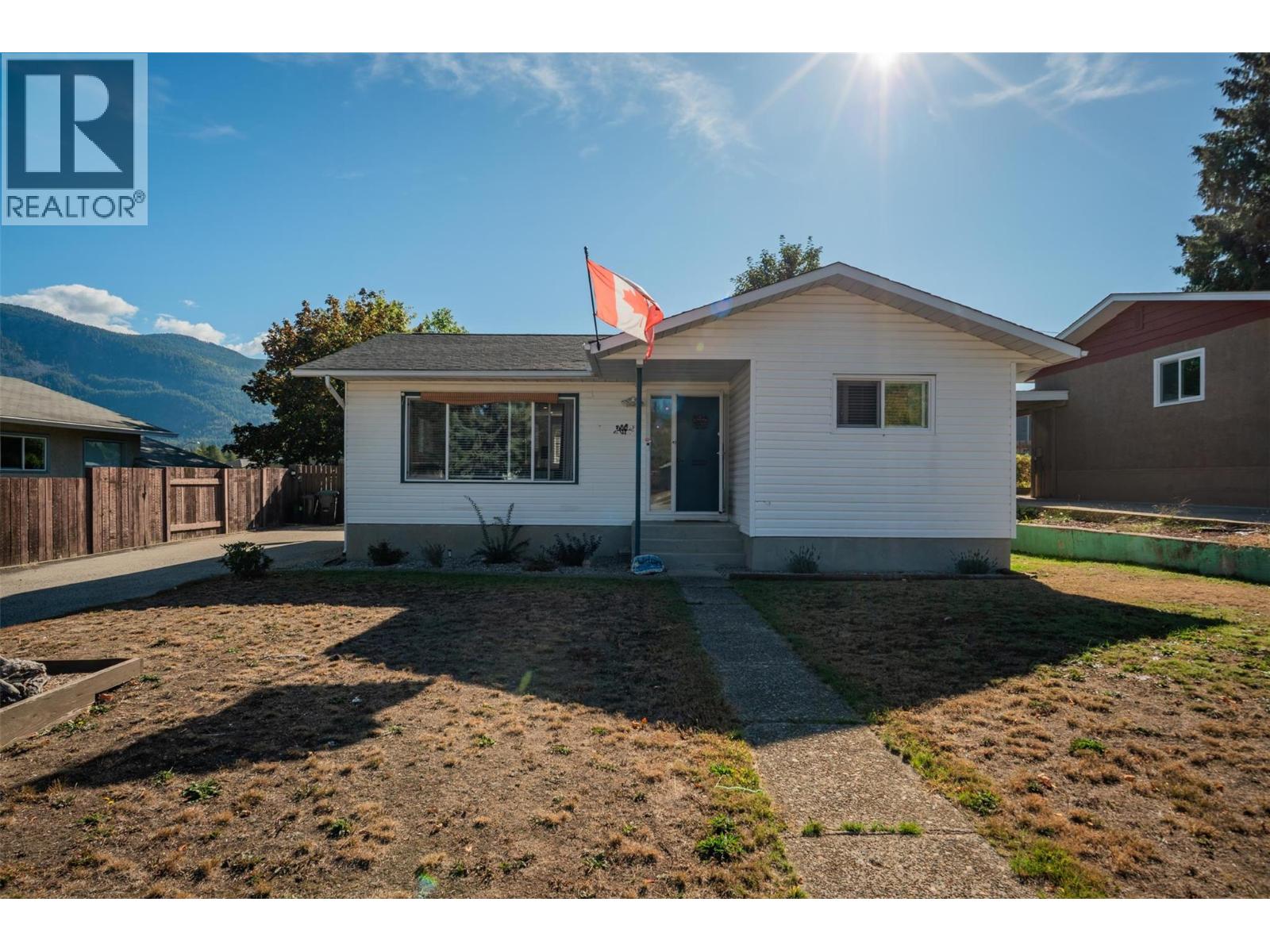 204 Pinewood Drive, Castlegar, British Columbia  V1N 2M4 - Photo 4 - 10373393