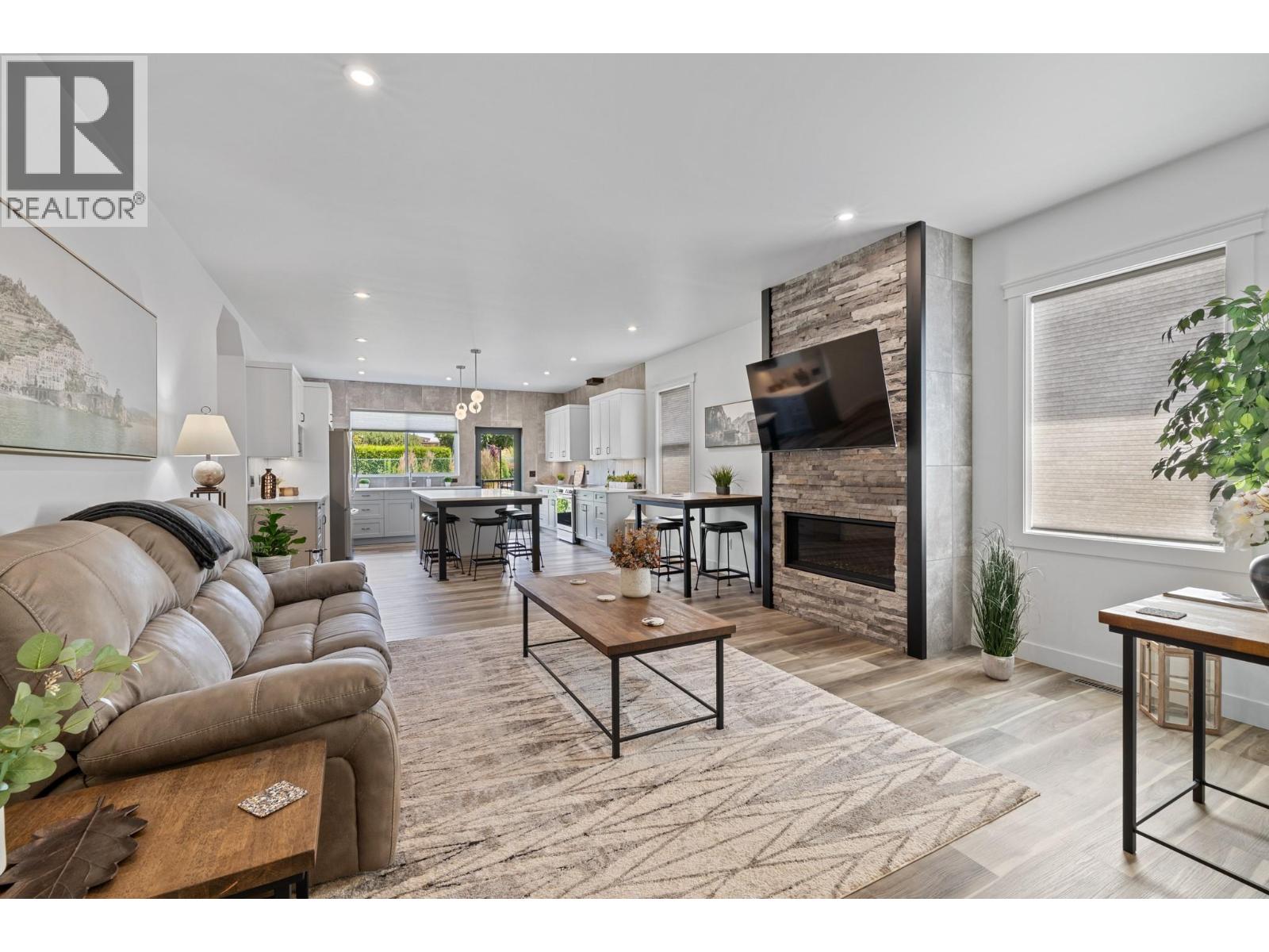 712 Lake Court, West Kelowna, British Columbia  V1Z 0A3 - Photo 2 - 10372514