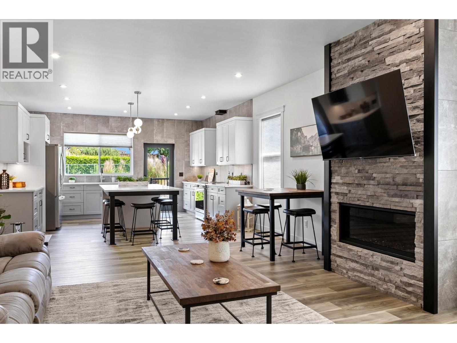 712 Lake Court, West Kelowna, British Columbia  V1Z 0A3 - Photo 3 - 10372514