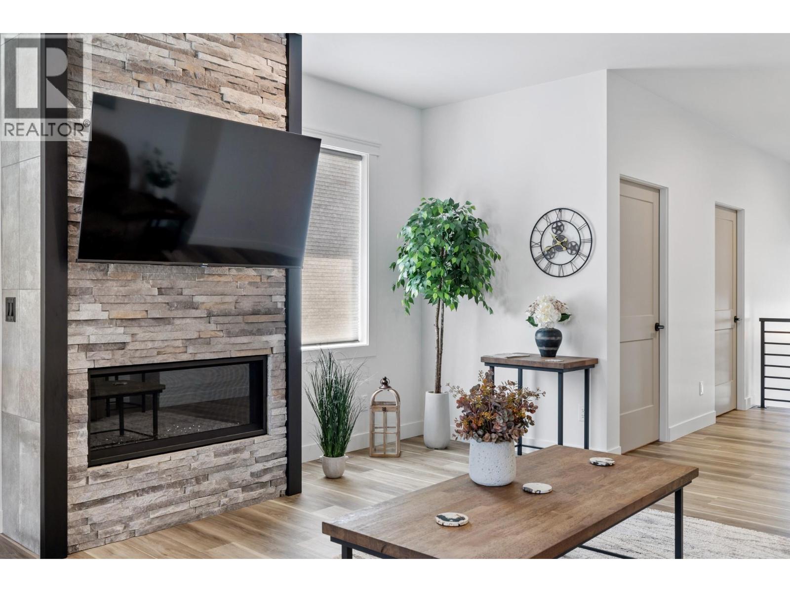 712 Lake Court, West Kelowna, British Columbia  V1Z 0A3 - Photo 4 - 10372514
