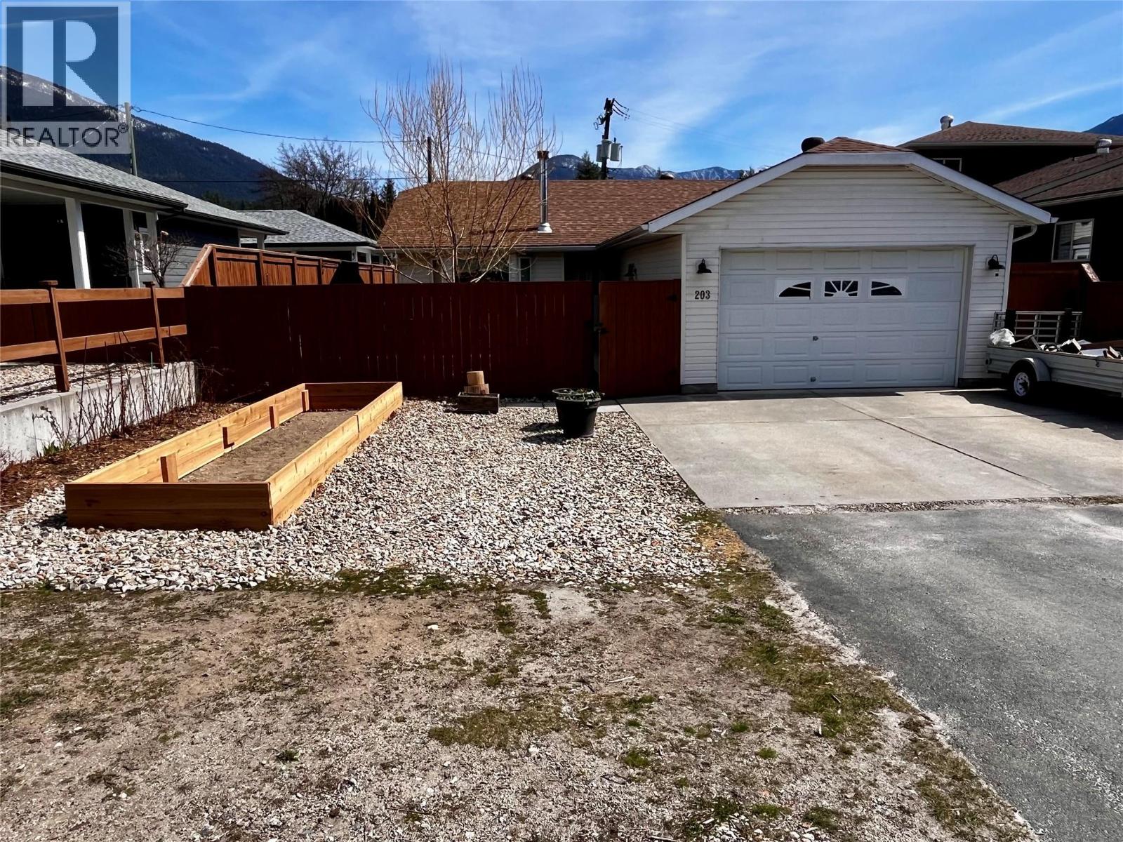 203 7th Avenue, Nakusp, British Columbia  V0G 1R0 - Photo 2 - 10373908