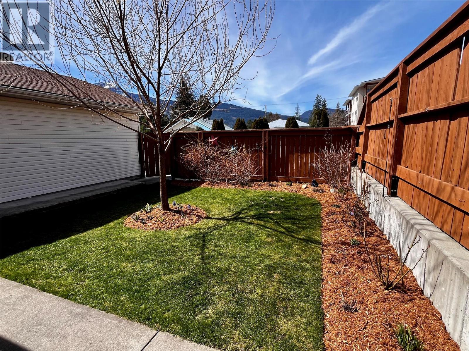 203 7th Avenue, Nakusp, British Columbia  V0G 1R0 - Photo 4 - 10373908