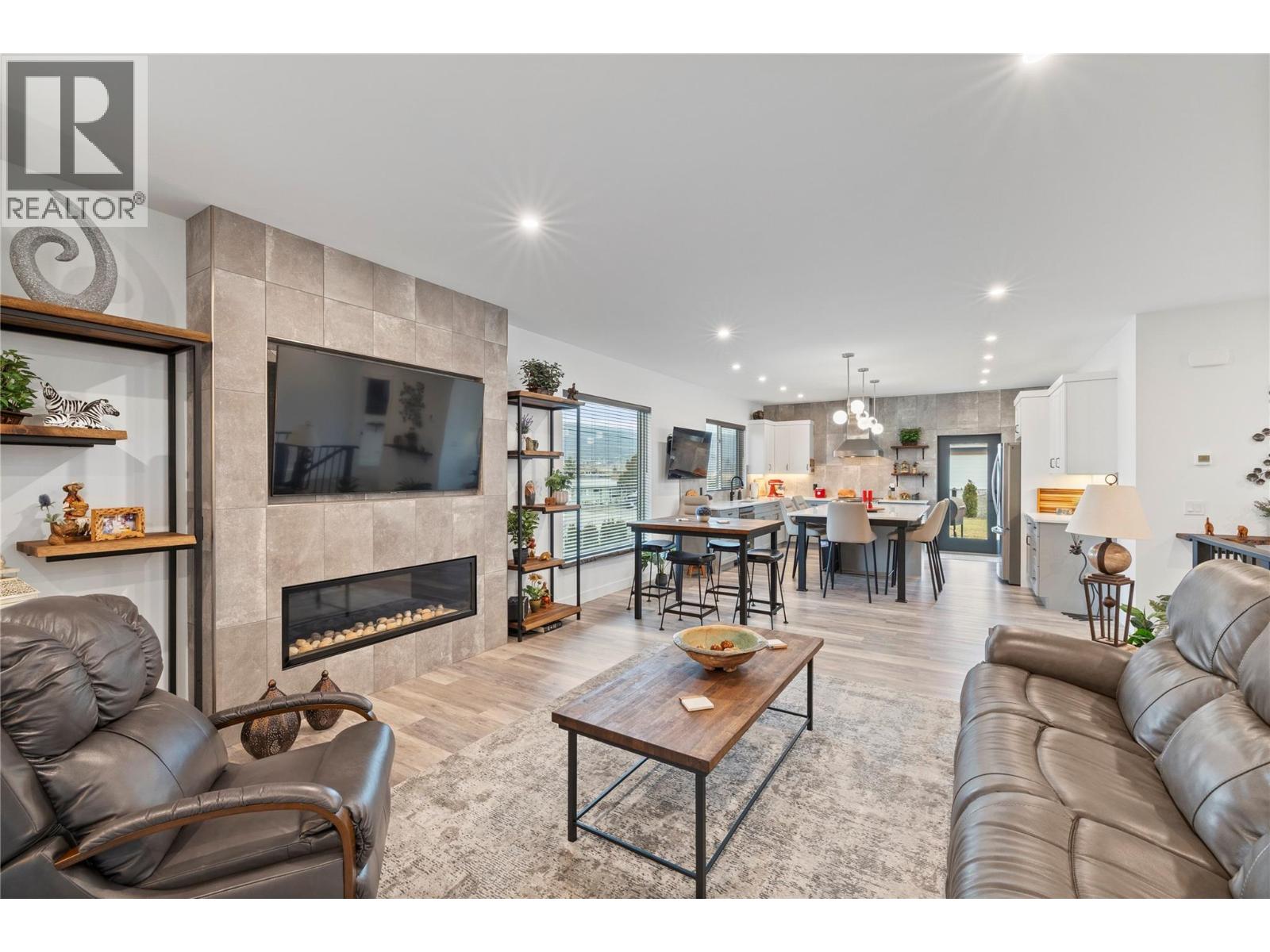 714 Lake Court, West Kelowna, British Columbia  V1Z 1H6 - Photo 2 - 10373758