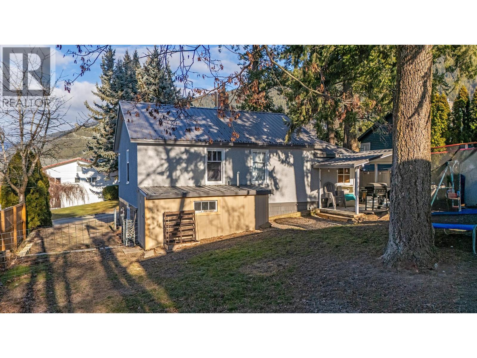 809 Scott Street, Creston, British Columbia  V0B 1G4 - Photo 2 - 10373854