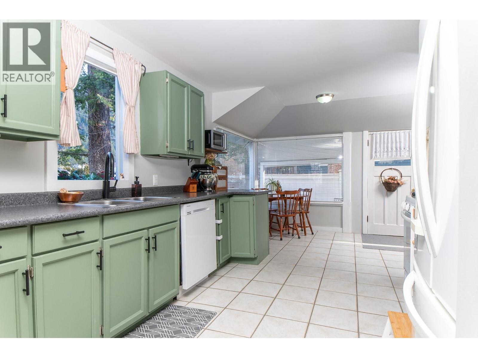 809 Scott Street, Creston, British Columbia  V0B 1G4 - Photo 7 - 10373854