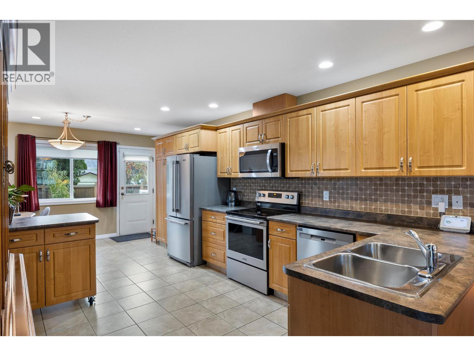 2185 Invermere Place, Kamloops, British Columbia  V2B 0B2 - Photo 8 - 10374232