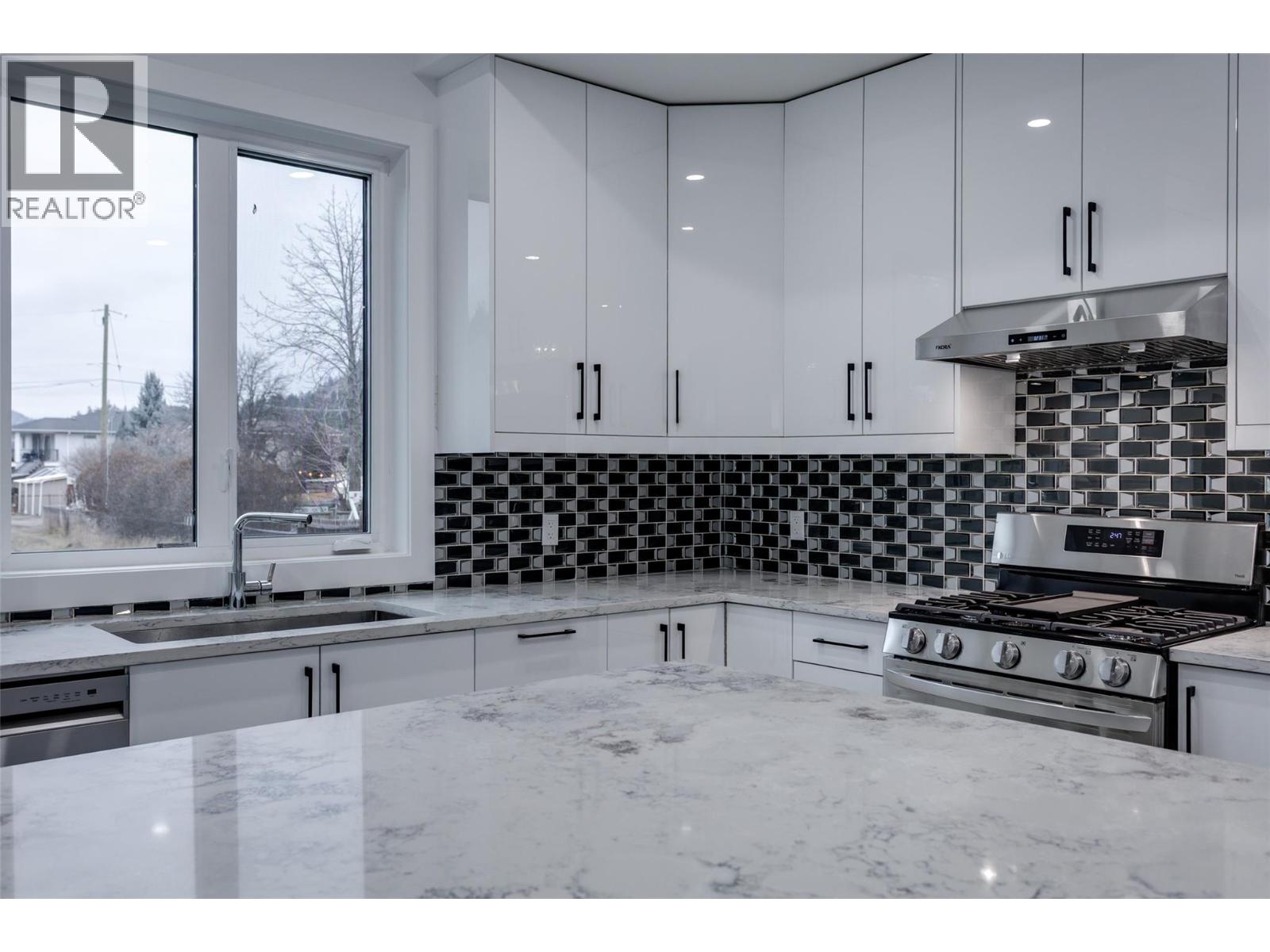 474 Snowsell Street N, Kelowna, British Columbia  V1L 2B3 - Photo 3 - 10373855