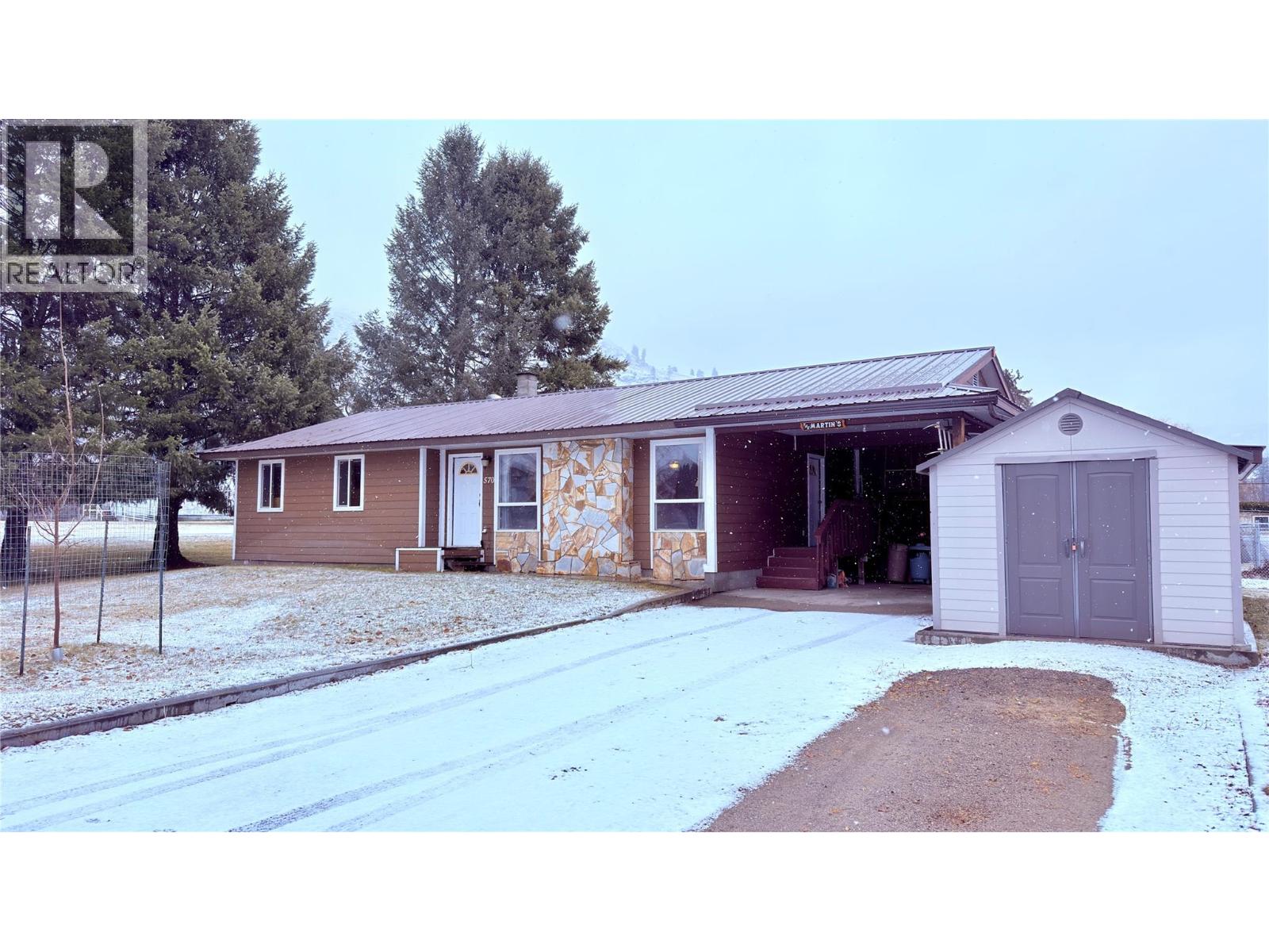 570 Eholt Street, midway, British Columbia