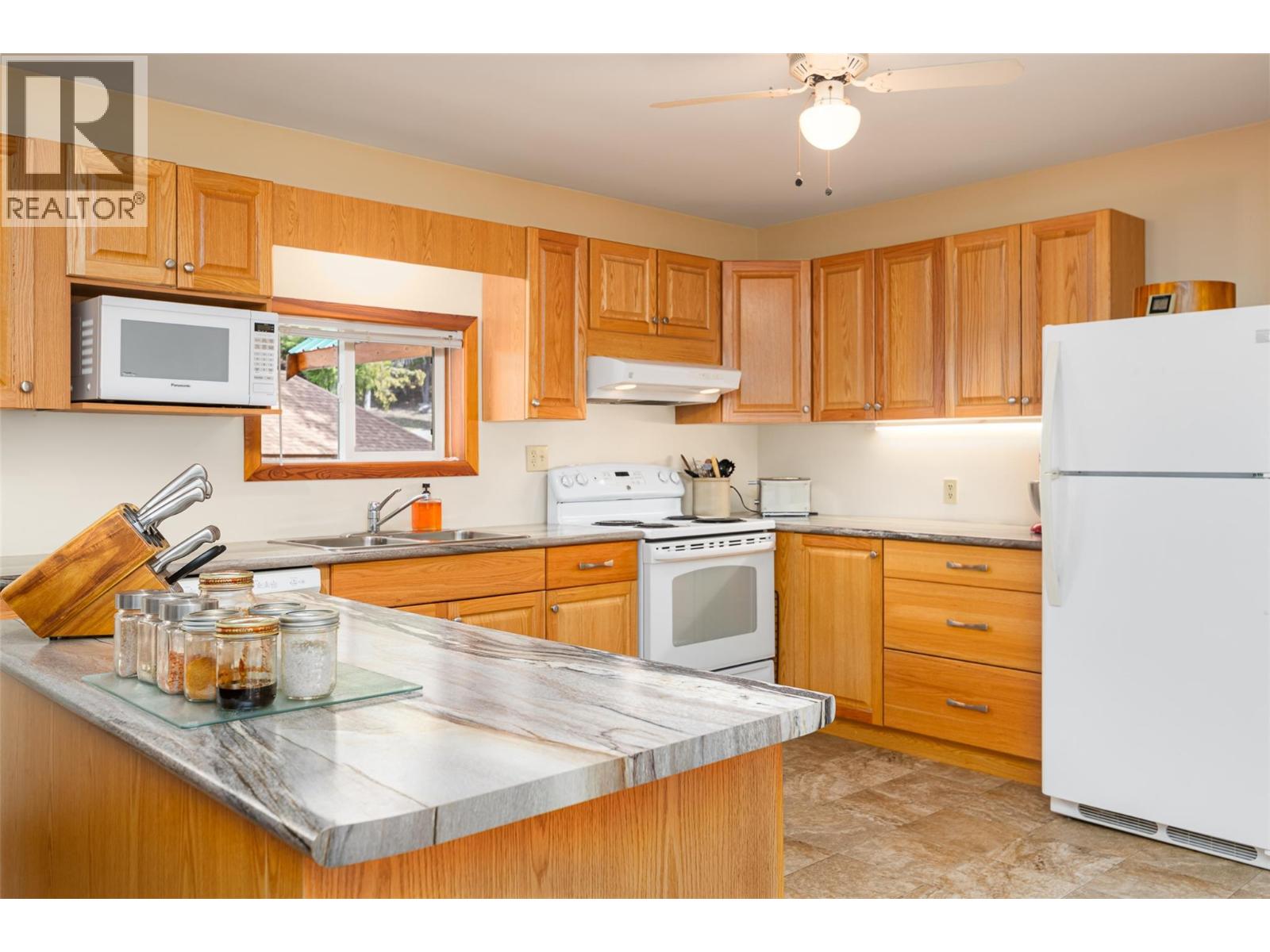 7470 3 Highway, Kitchener, British Columbia  V0B 2P0 - Photo 13 - 10374360