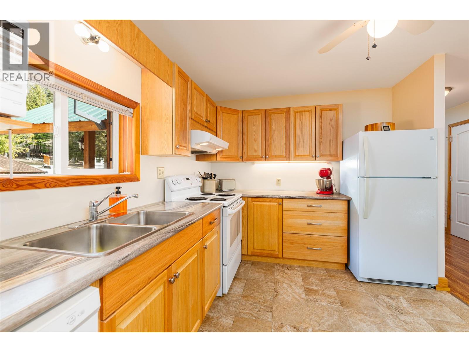7470 3 Highway, Kitchener, British Columbia  V0B 2P0 - Photo 14 - 10374360