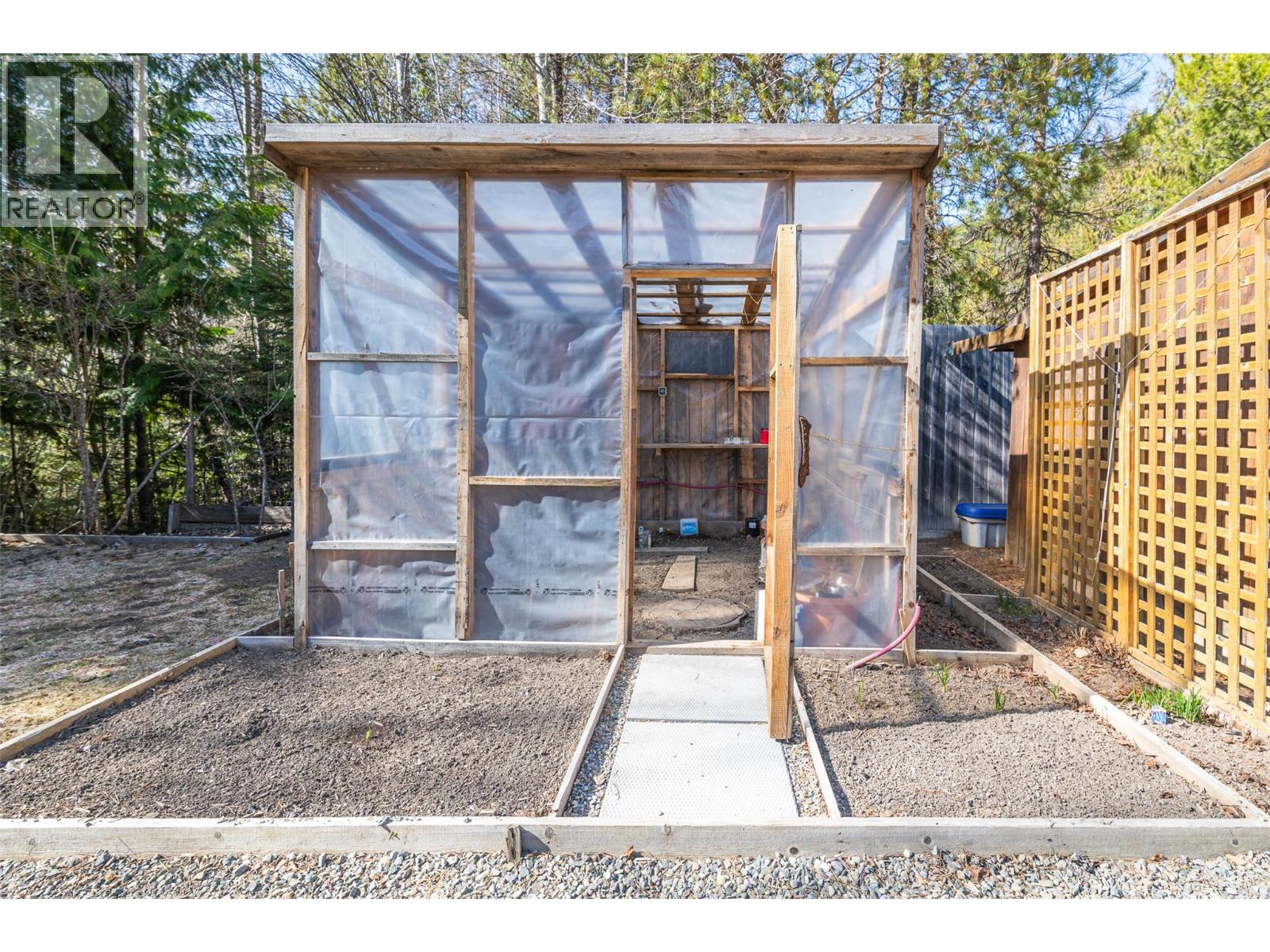7470 3 Highway, Kitchener, British Columbia  V0B 2P0 - Photo 33 - 10374360