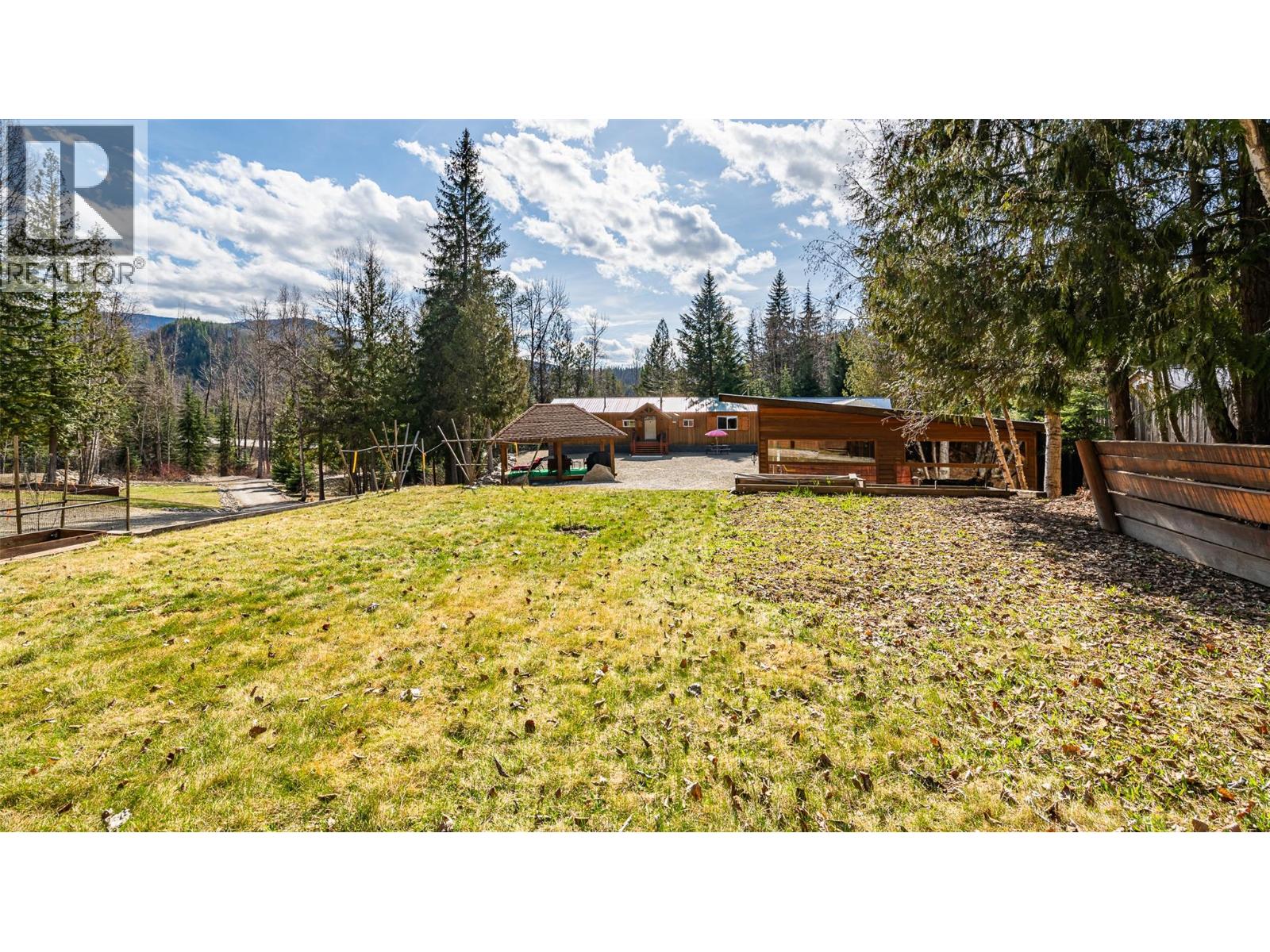7470 3 Highway, Kitchener, British Columbia  V0B 2P0 - Photo 35 - 10374360