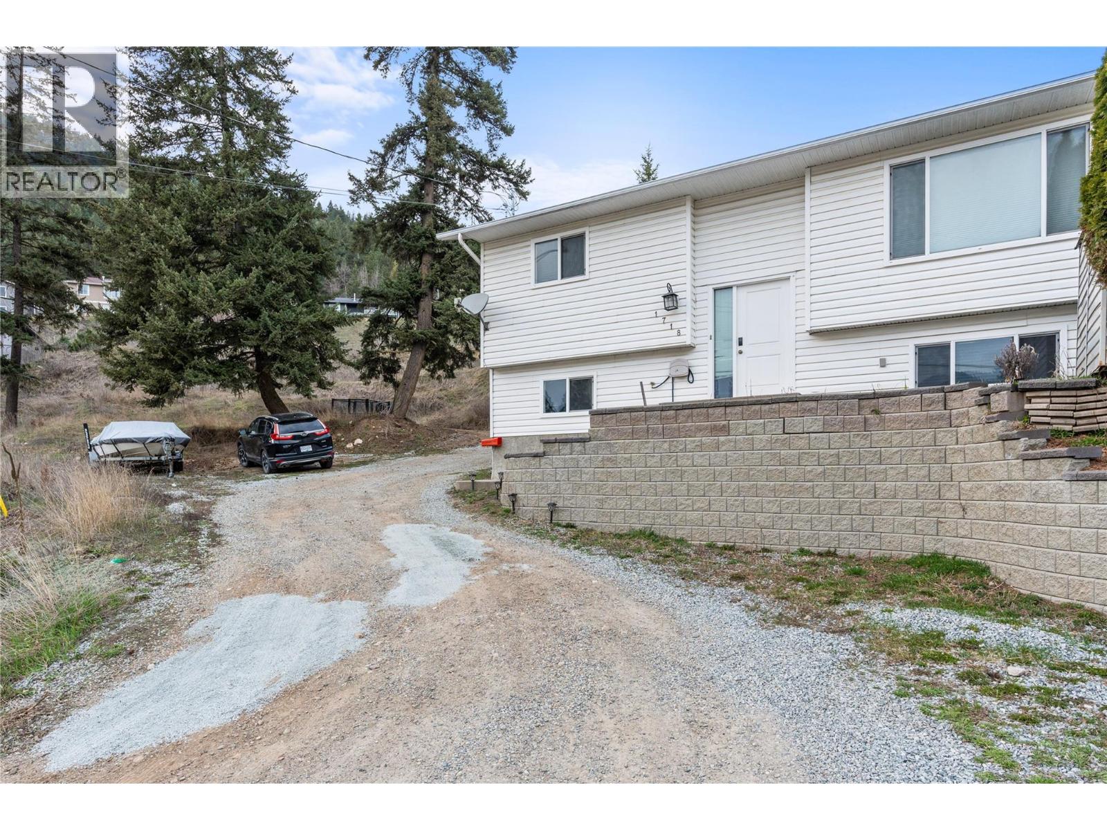 1718 Grandview Avenue, Lumby, British Columbia  V0E 2G0 - Photo 3 - 10374413