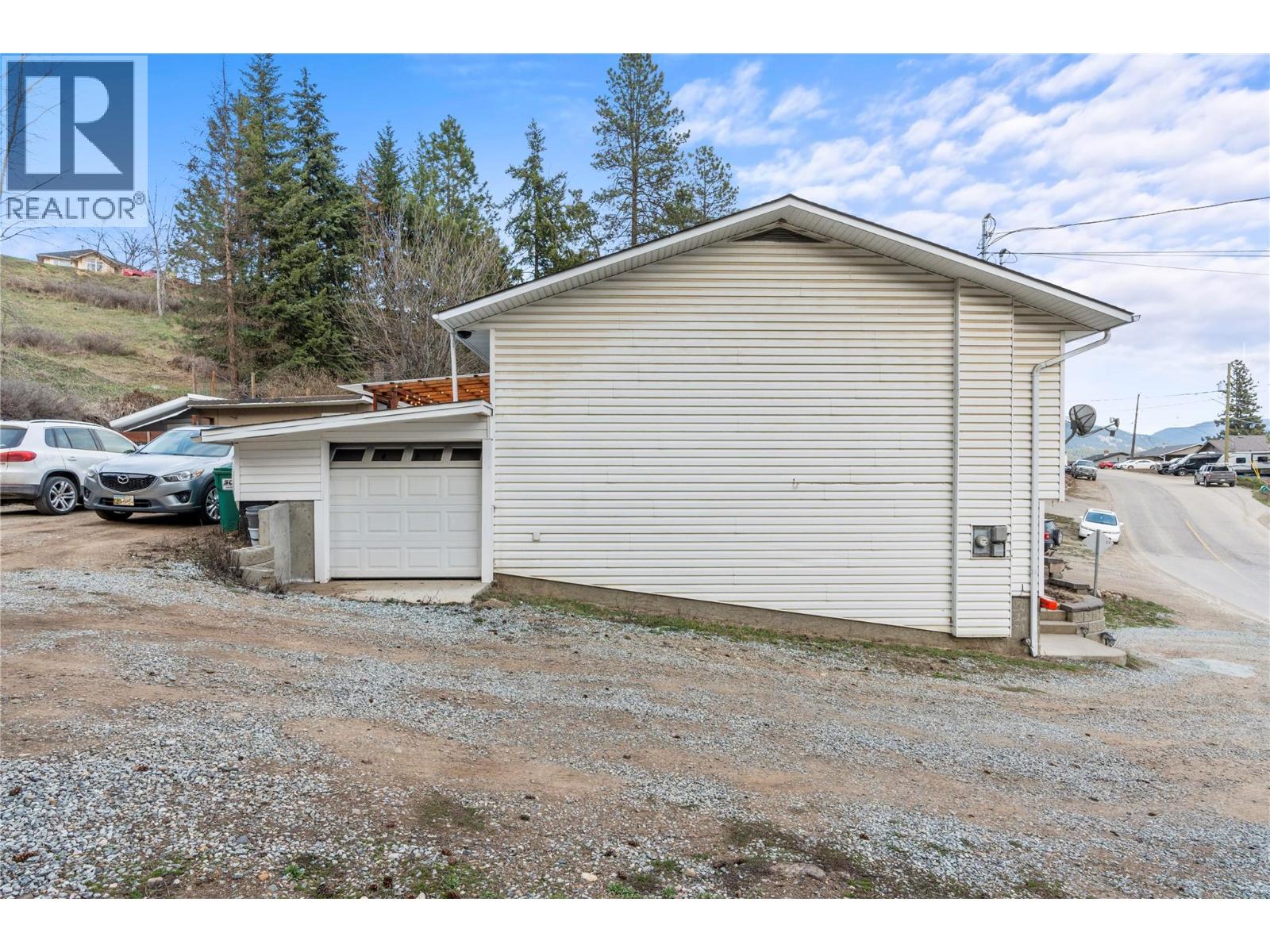 1718 Grandview Avenue, Lumby, British Columbia  V0E 2G0 - Photo 5 - 10374413