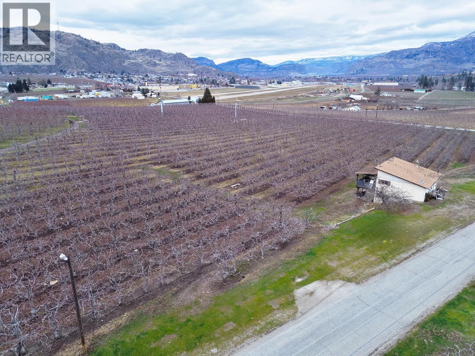 5676 Yarrow St Street, Oliver, British Columbia  V0H 1T9 - Photo 2 - 10373260